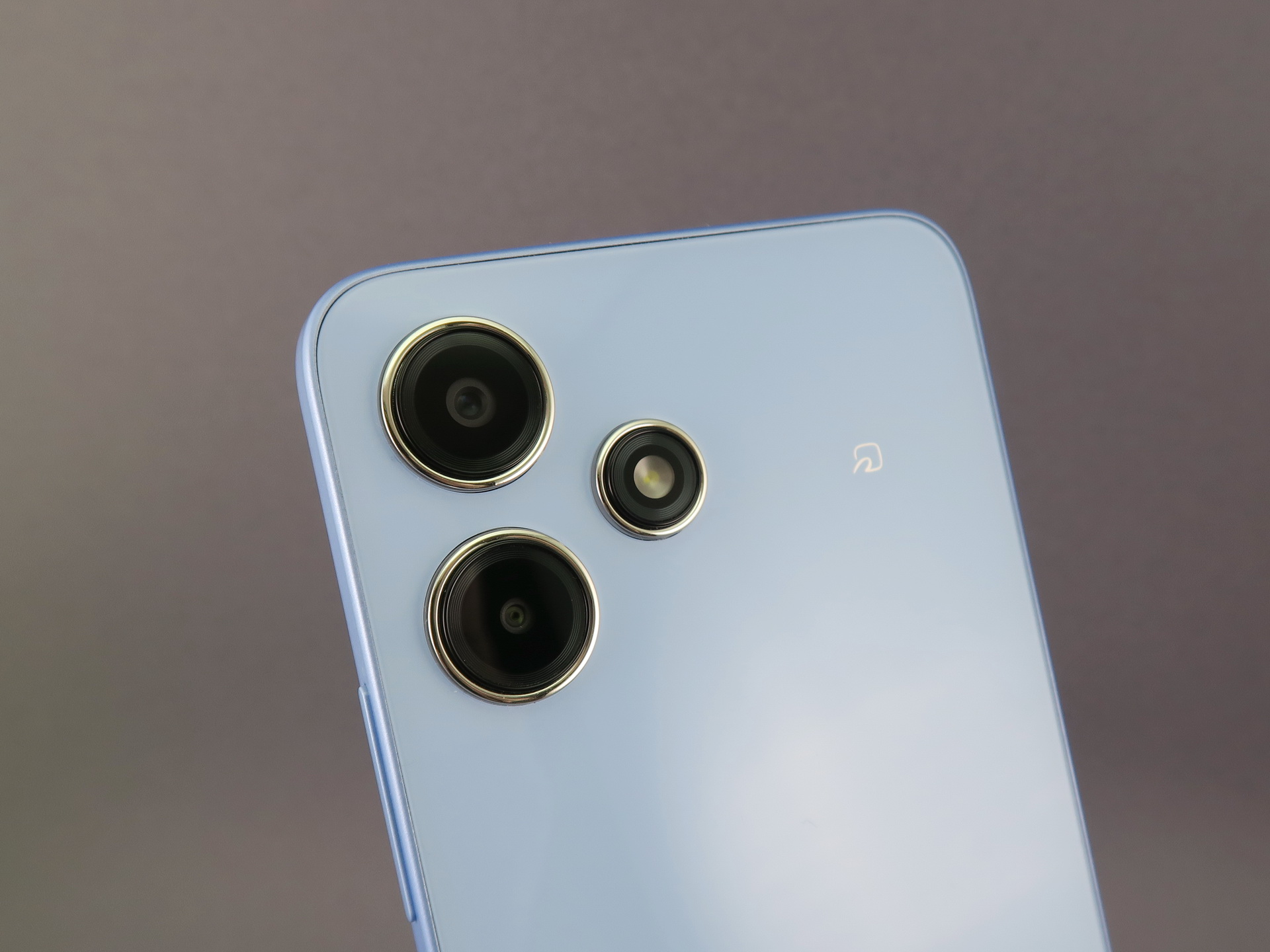 カメラは5000万画素のメインカメラに、200万画素の深度センサーを組み合わせる。カメラリングとLEDライトの右側に、おサイフケータイのロゴがプリントされており、この部分がスイートスポットになる