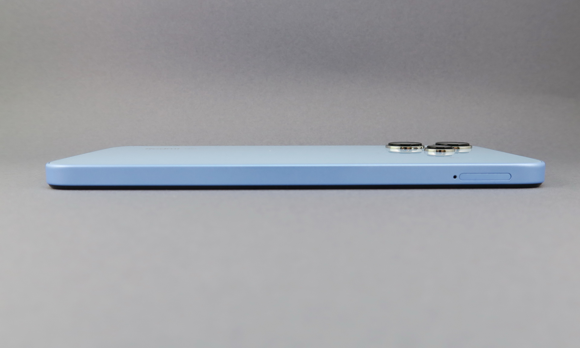 左側面は上部側にSIMカードスロットを備える