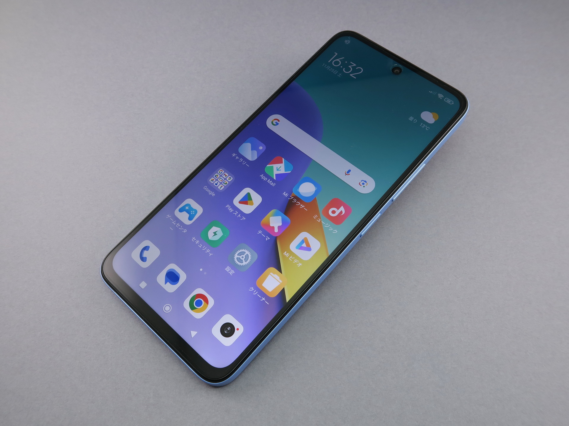 シャオミ／au／UQモバイル「Redmi 12 5G」、約169mm（高さ）×76mm（幅）×8.2mm（厚さ）、約200g（重さ）、スカイブルー（写真）、ポーラーシルバー、ミッドナイトブラックをラインアップ