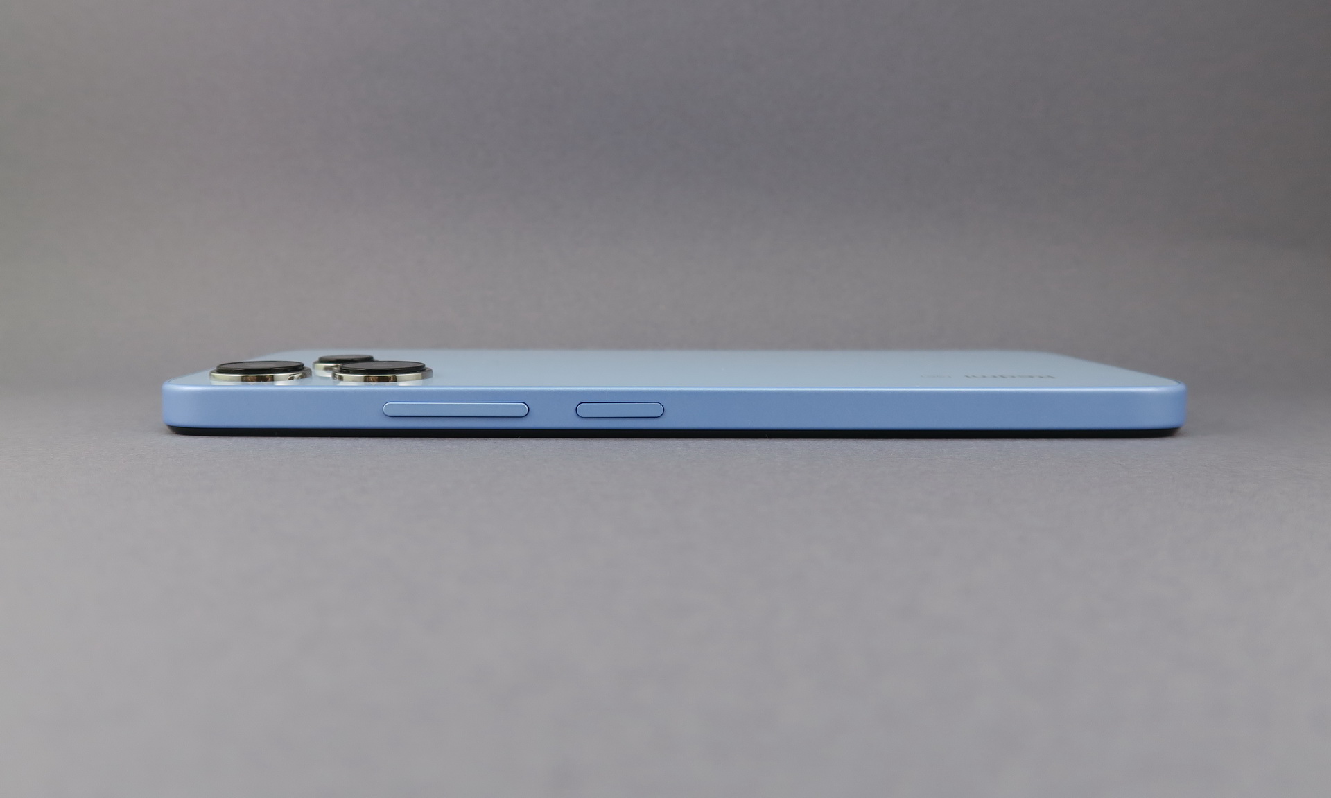 右側面は上部側にシーソー式の音量キー、その下側に電源ボタンを備える。電源ボタンには指紋センサーが内蔵される