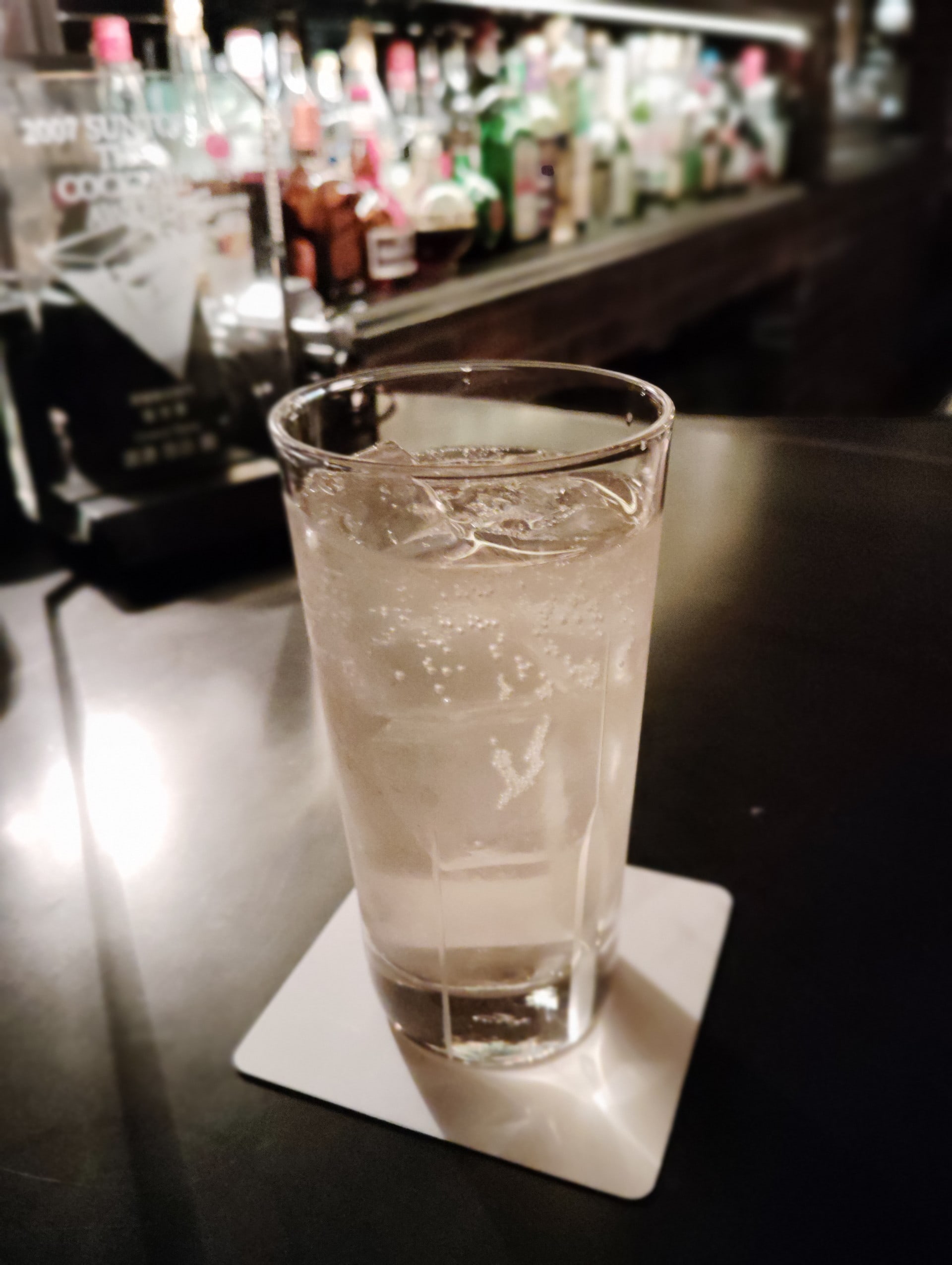 薄暗いバーで撮影。グラスもクリアに撮影され、背景も自然にボケている