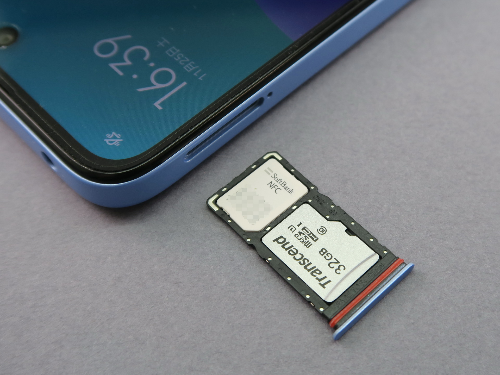 本体左側面の上部側にはピンで取り出すタイプのSIMカードスロットを装備。SIMカードトレイにはnanoSIMカードとmicroSDXCメモリーカードを装着可能。デュアルSIMはeSIMを利用する