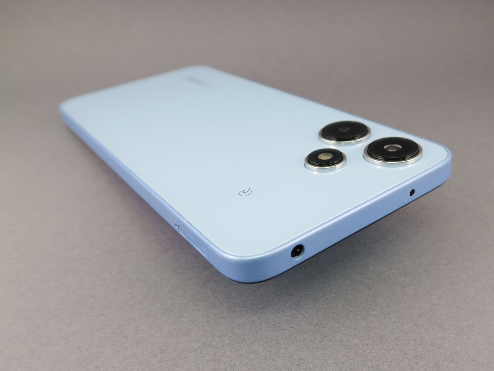 本体上部には3.5mmイヤホンマイク端子を備える。シャオミのラボでは2万回の着脱テストをクリアしているという