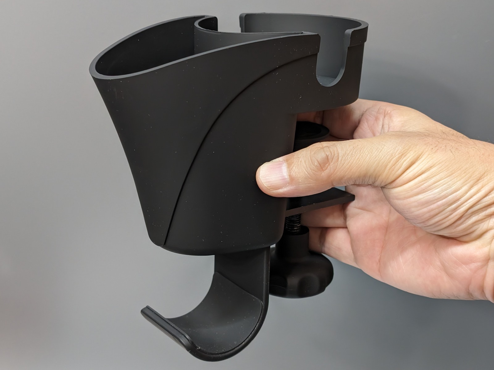 製品本体。柔らかい素材に見えて実は硬質だ