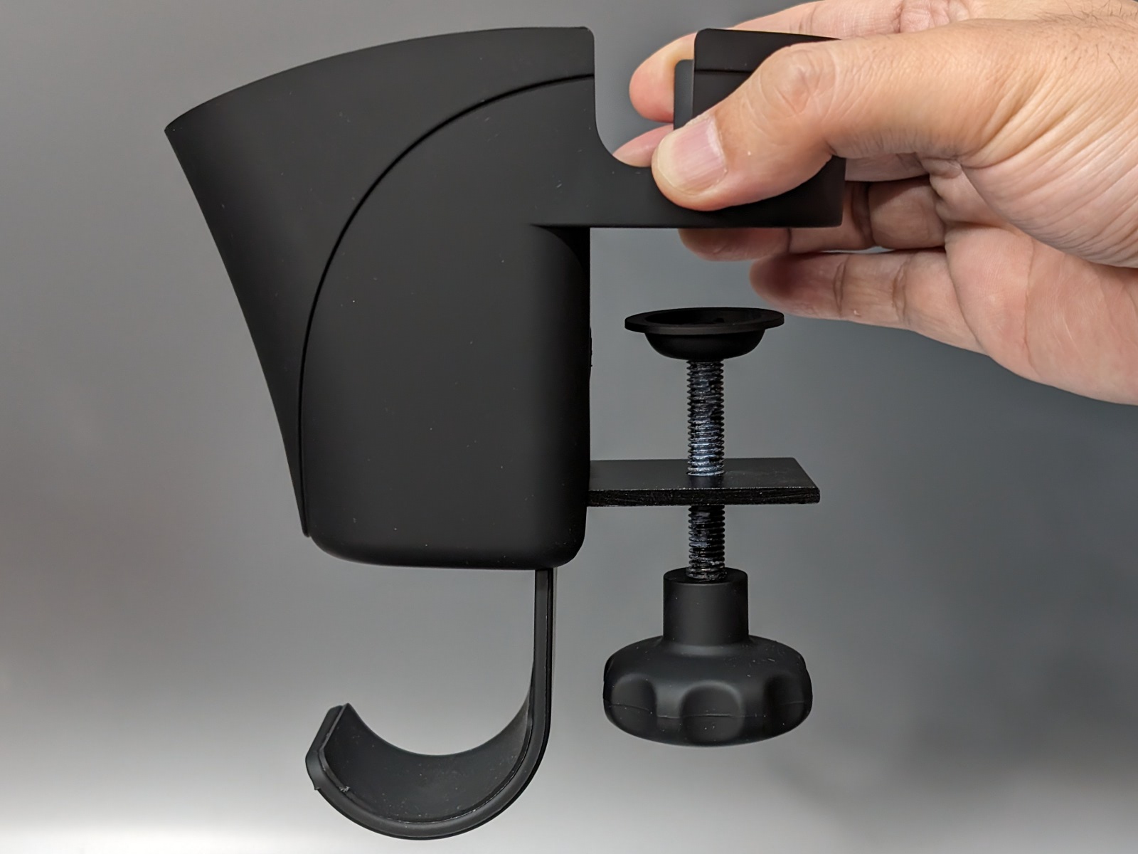 クランプ構造でデスクの天板に挟んで取り付ける