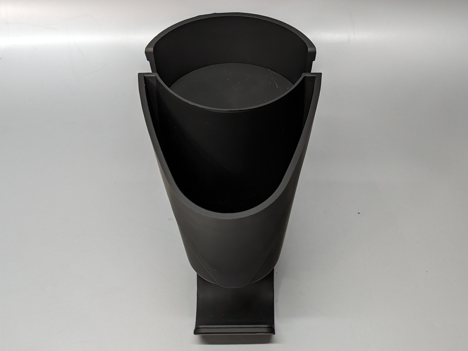 正面から見たところ。独特なフォルムだ