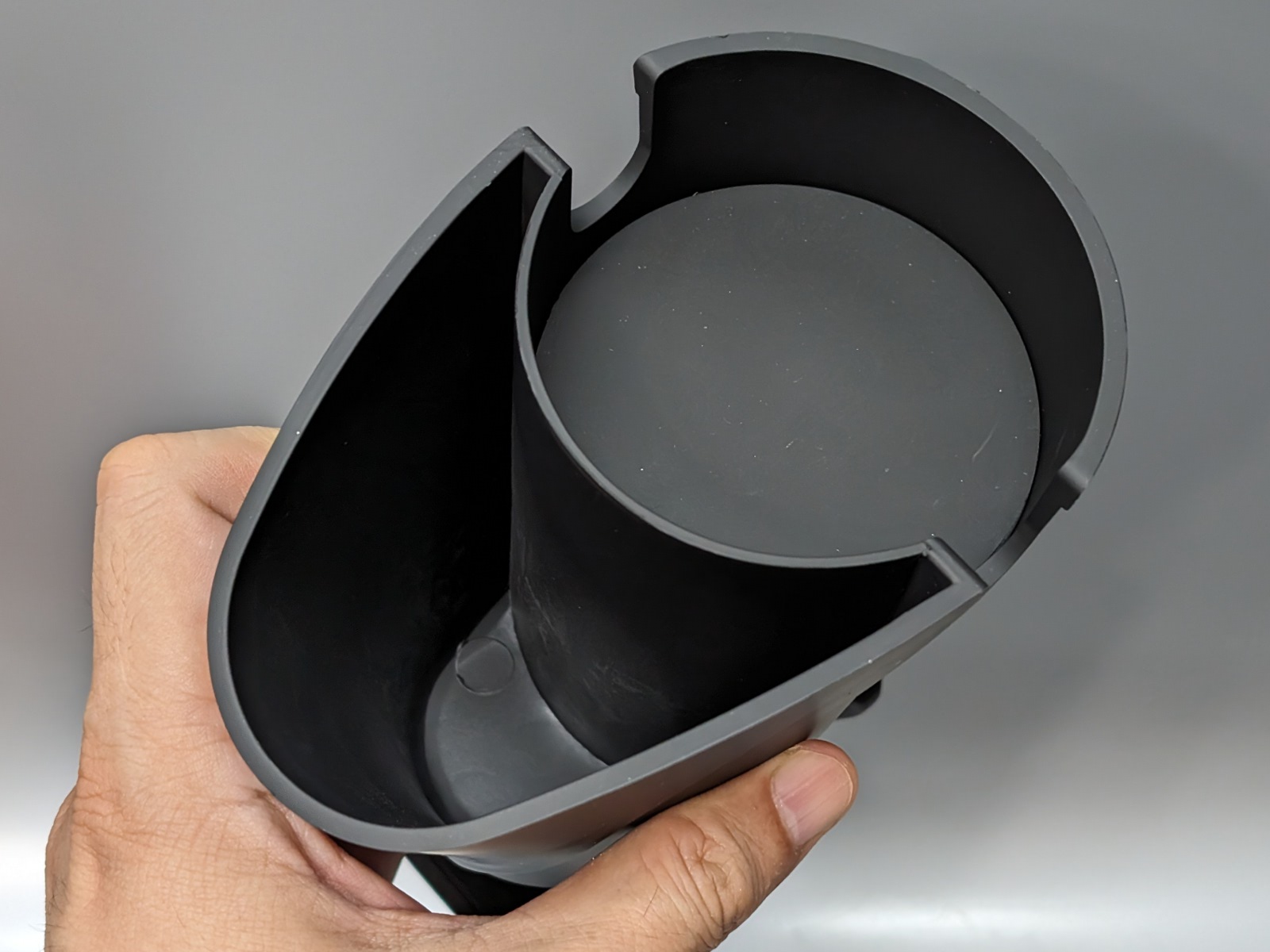 上から見たところ。小物が深く入り込むと取り出すのに一苦労なので実質ペン立て一択だろう