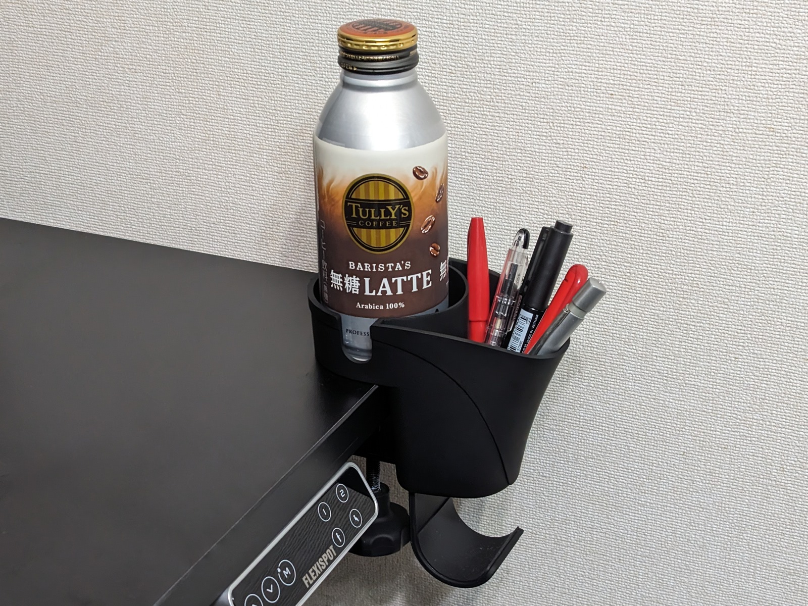 実際に取り付けたところ。デスク脇に棚などがない場合は重宝する