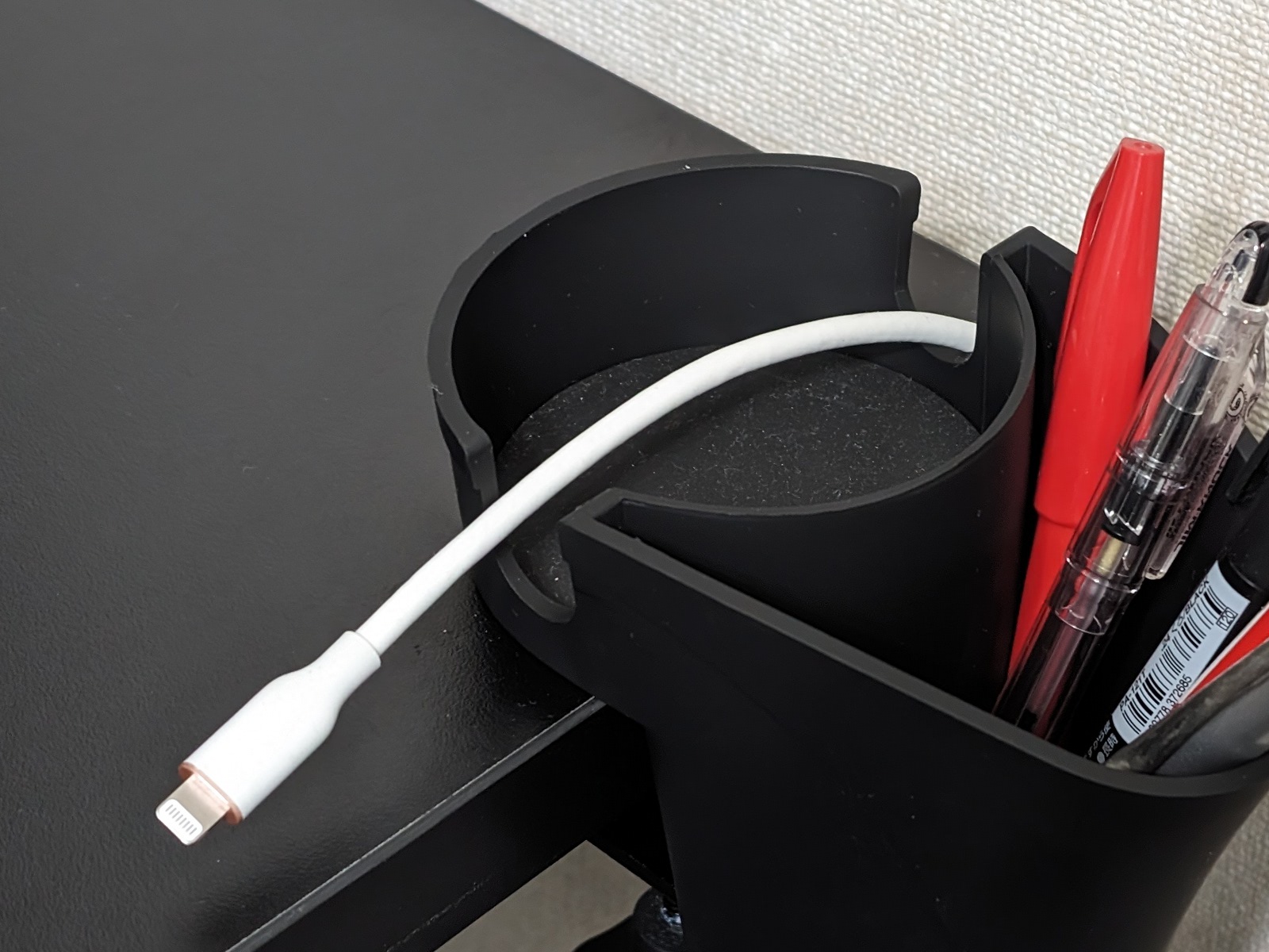 外したケーブルを一時的に引っ掛けておくのにも便利だ