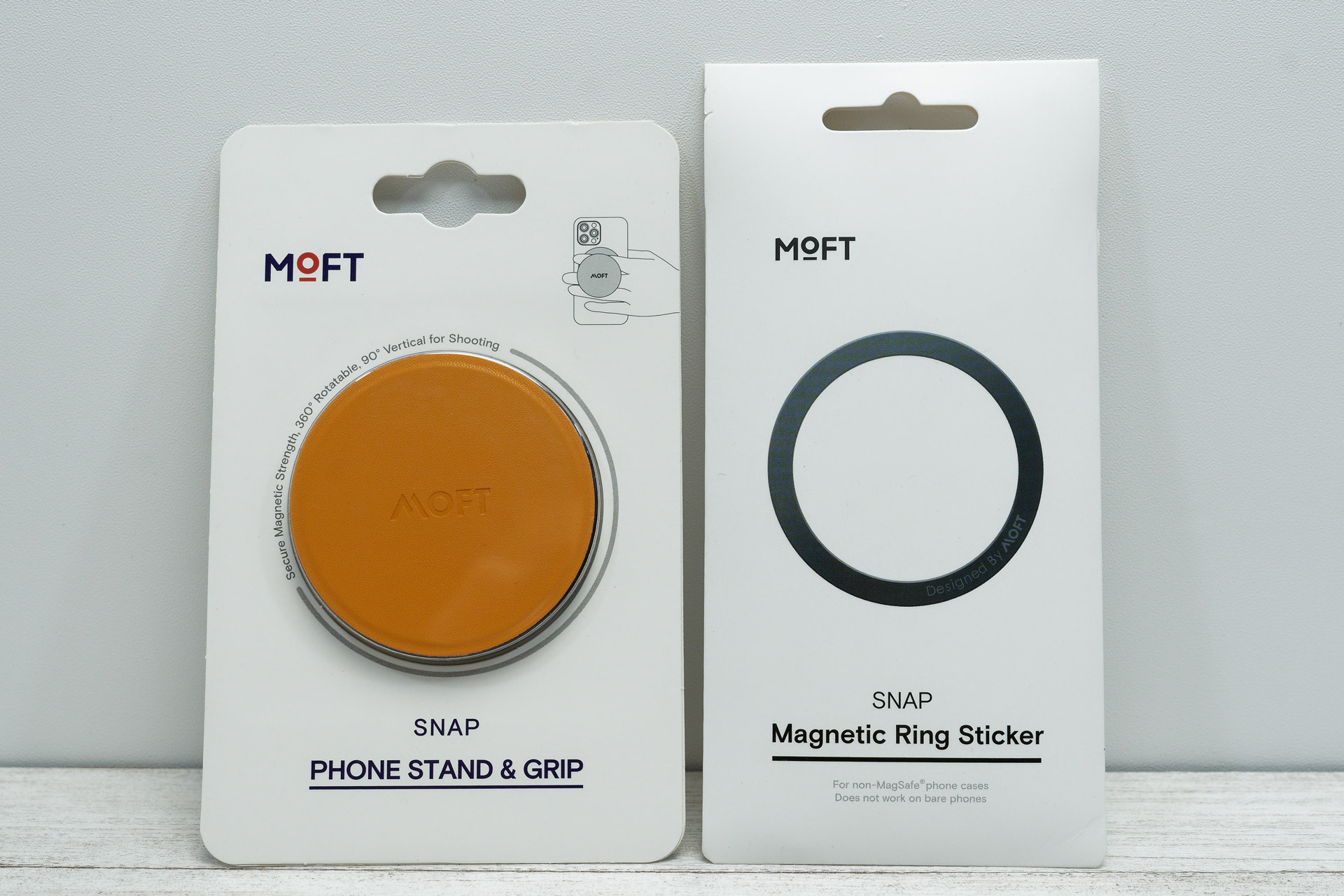 「MOFT O Snapスマホスタンド&グリップ」と「スマホ用マグネットリング」