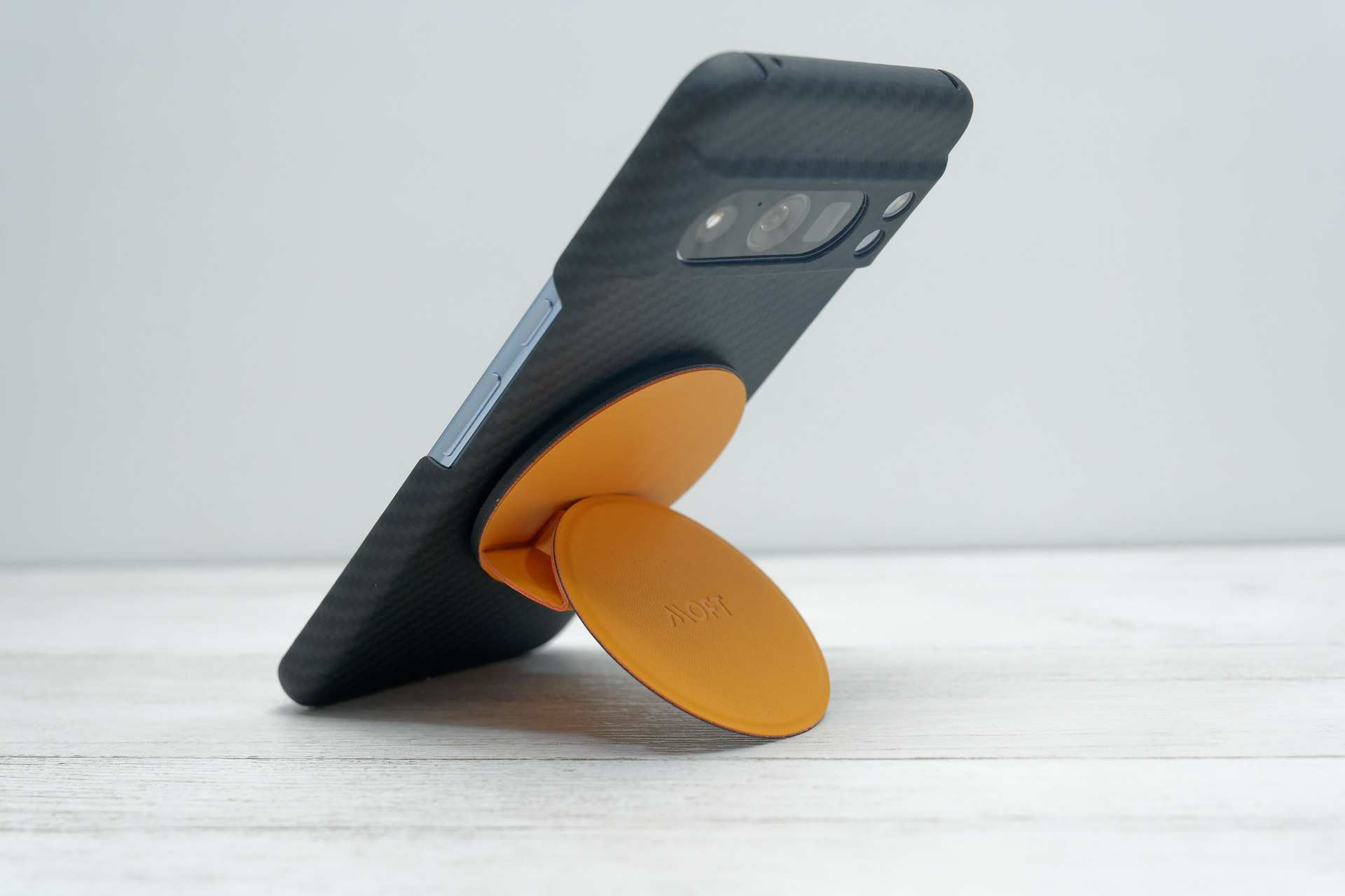 垂直に立てればスタンドに