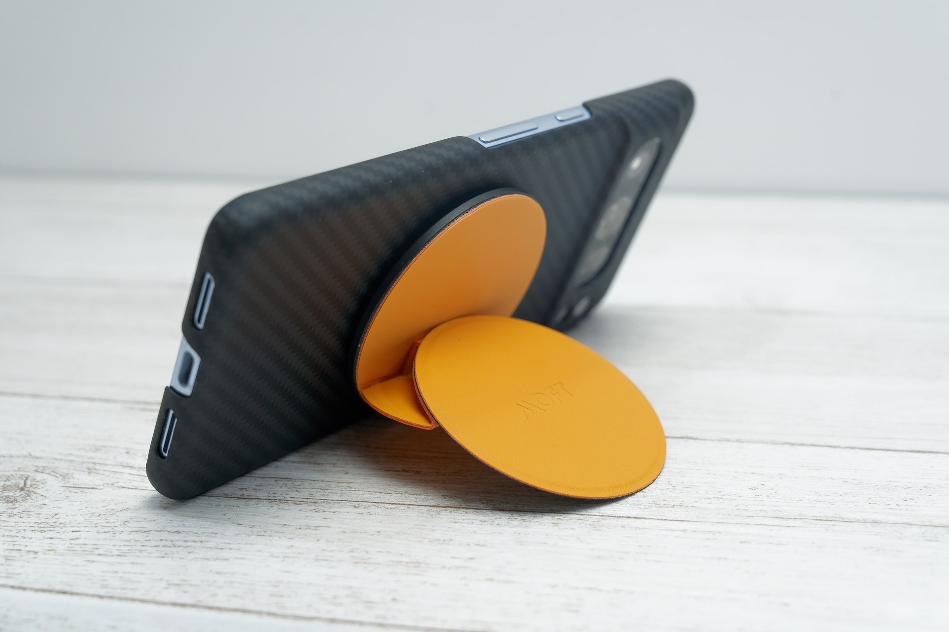 ぐるっと回すと横置きスタンドになる