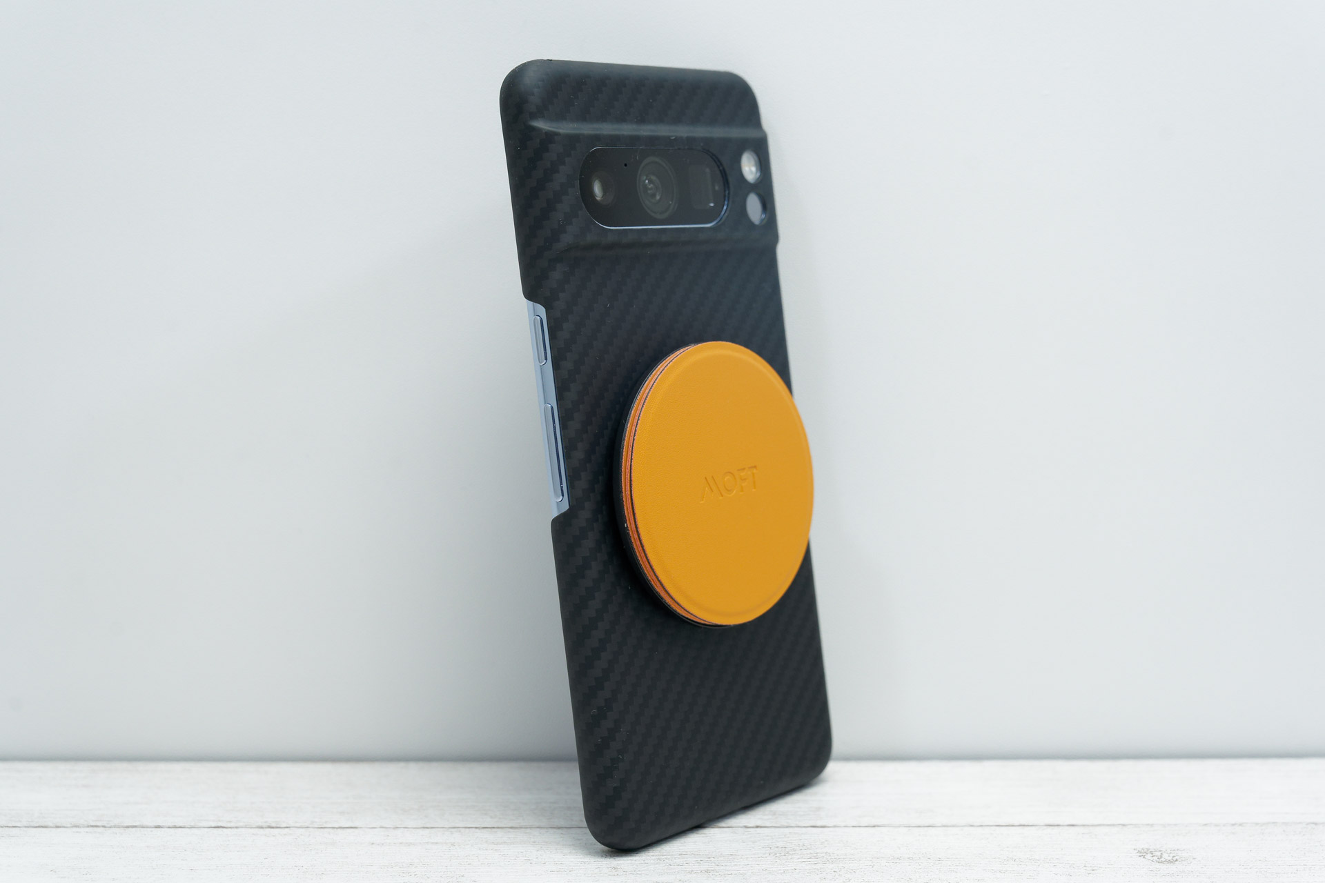 厚みは増えてしまったものの、ポケットに入れるときに邪魔になるほどではない