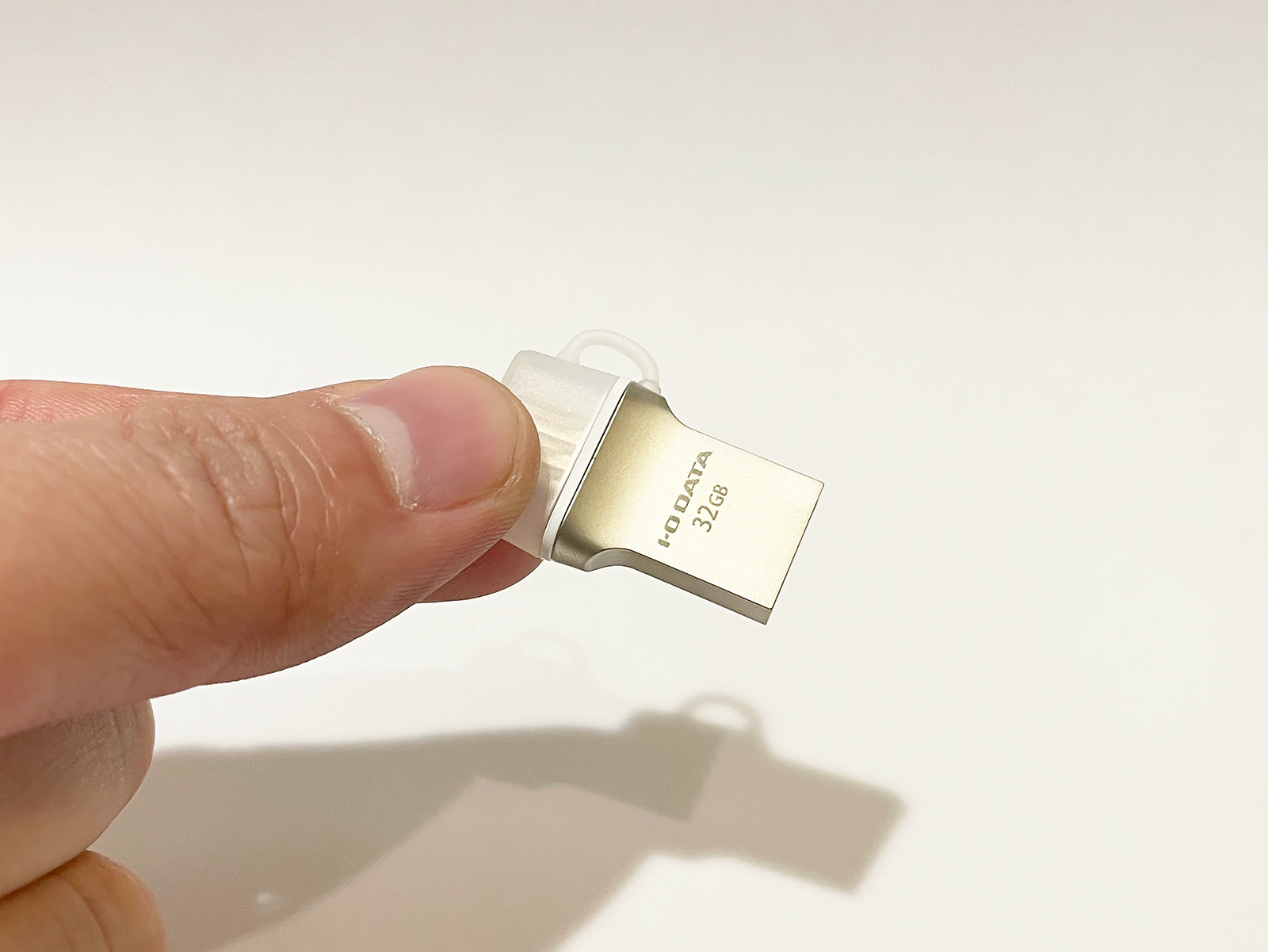 サム(親指)どころか爪先サイズのUBメモリ。ほぼUSB Type-A端子の大きさそのままです。油断すると無くしそう……。