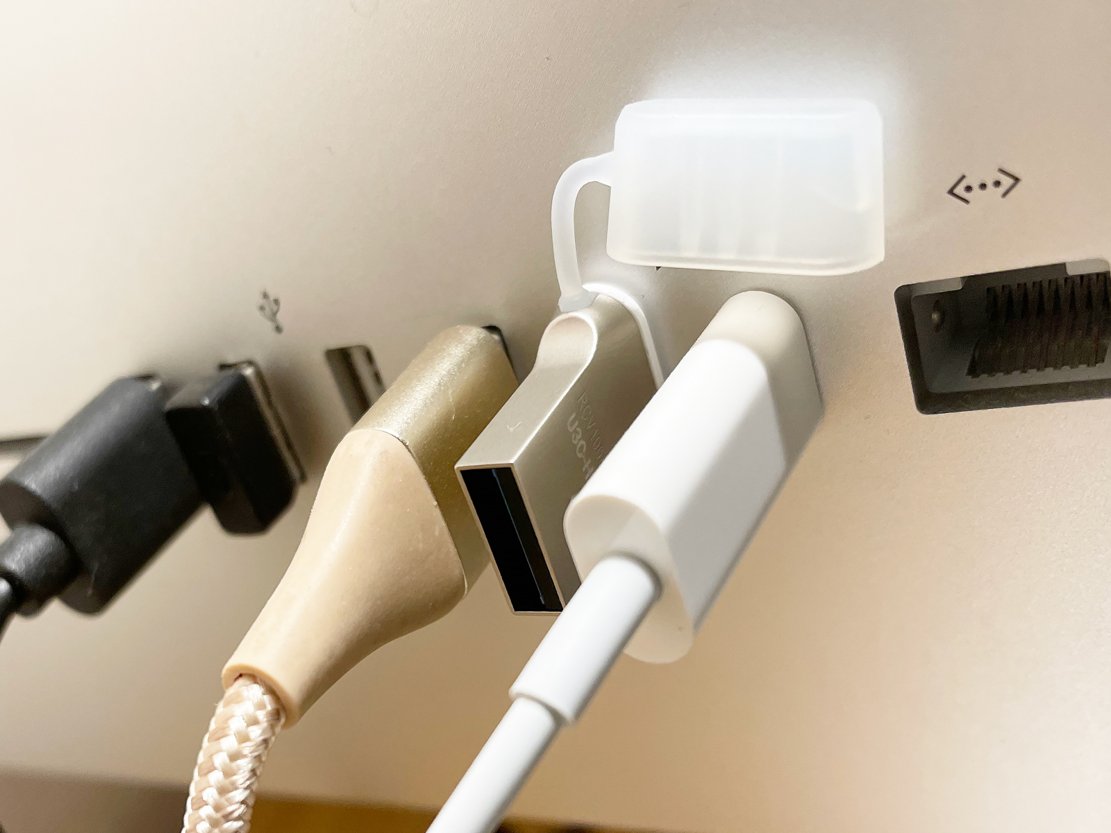 実際に接続してみた様子。背面に端子があることに加え、ものが小さいので挿し込みにちょっと苦労しました。USB Type-A接続の場合、ほぼ埋め込まれたような状態になります。