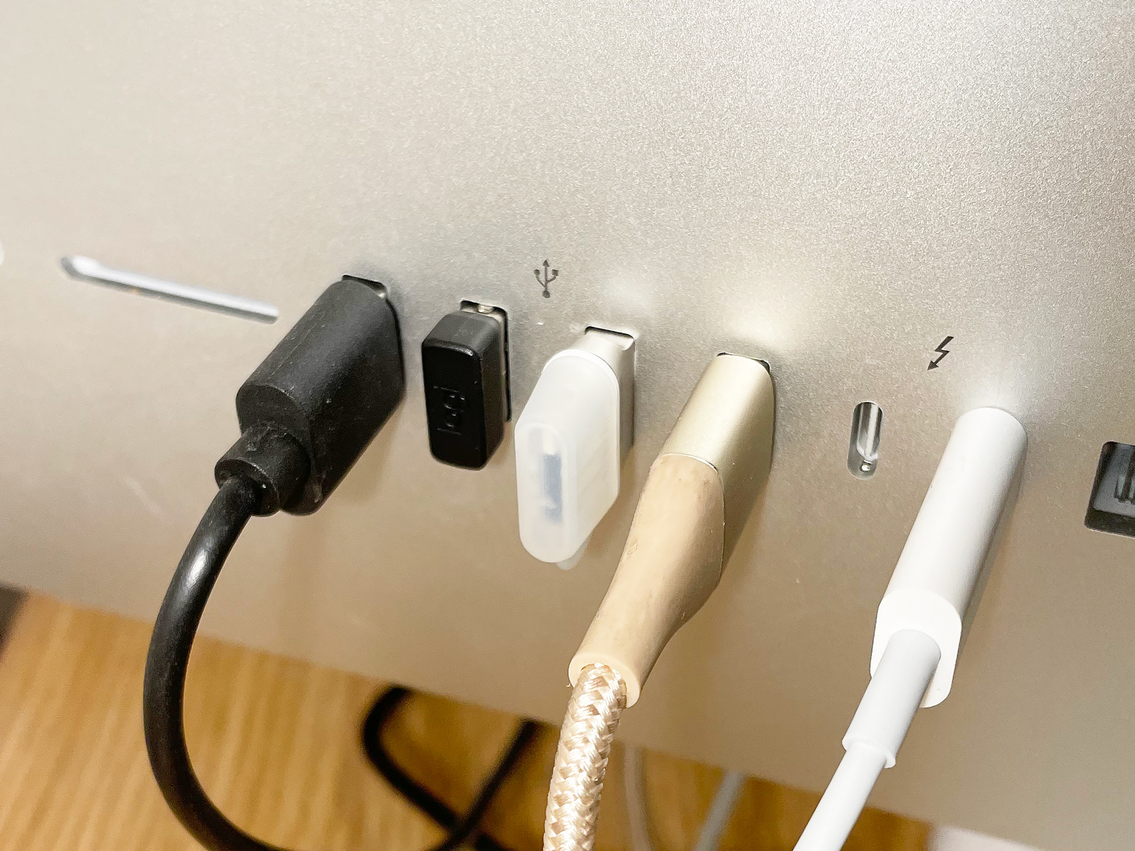 実際に接続してみた様子。背面に端子があることに加え、ものが小さいので挿し込みにちょっと苦労しました。USB Type-A接続の場合、ほぼ埋め込まれたような状態になります。