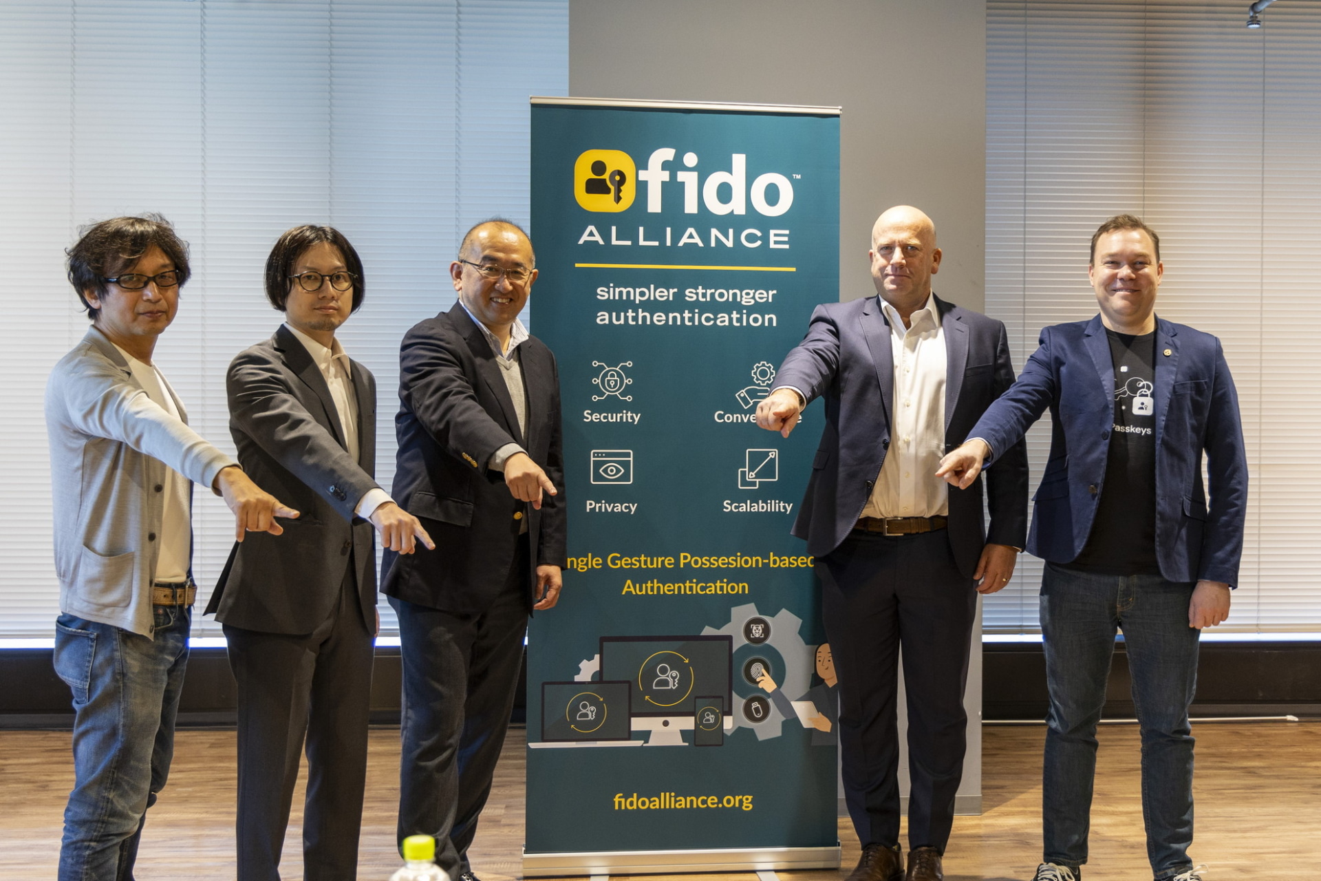 左からFIDO Japan WG副座長の市原 尚久氏、副座長の伊藤 雄哉氏（LINEヤフー）、座長の森山 光一氏（NTTドコモ）、FIDOアライアンス エグゼクティブディレクター兼最高マーケティング責任者のアンドリュー・シキア氏、FIDO2技術作業部会共同座長のクリスチャーン・ブランド博士（グーグル）
