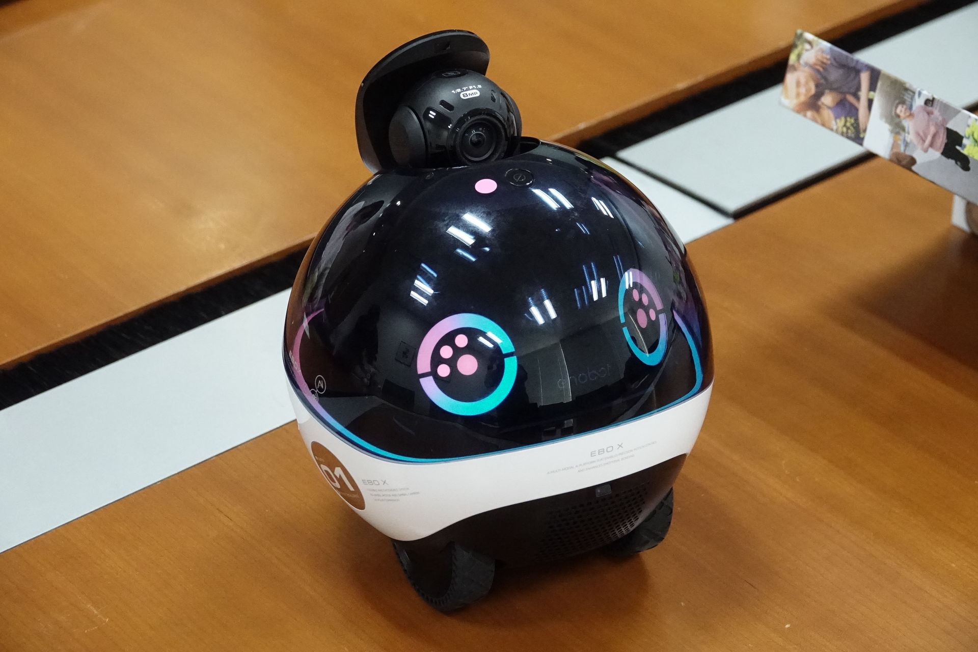 遠隔見守りロボット「EBO X family companion robot」