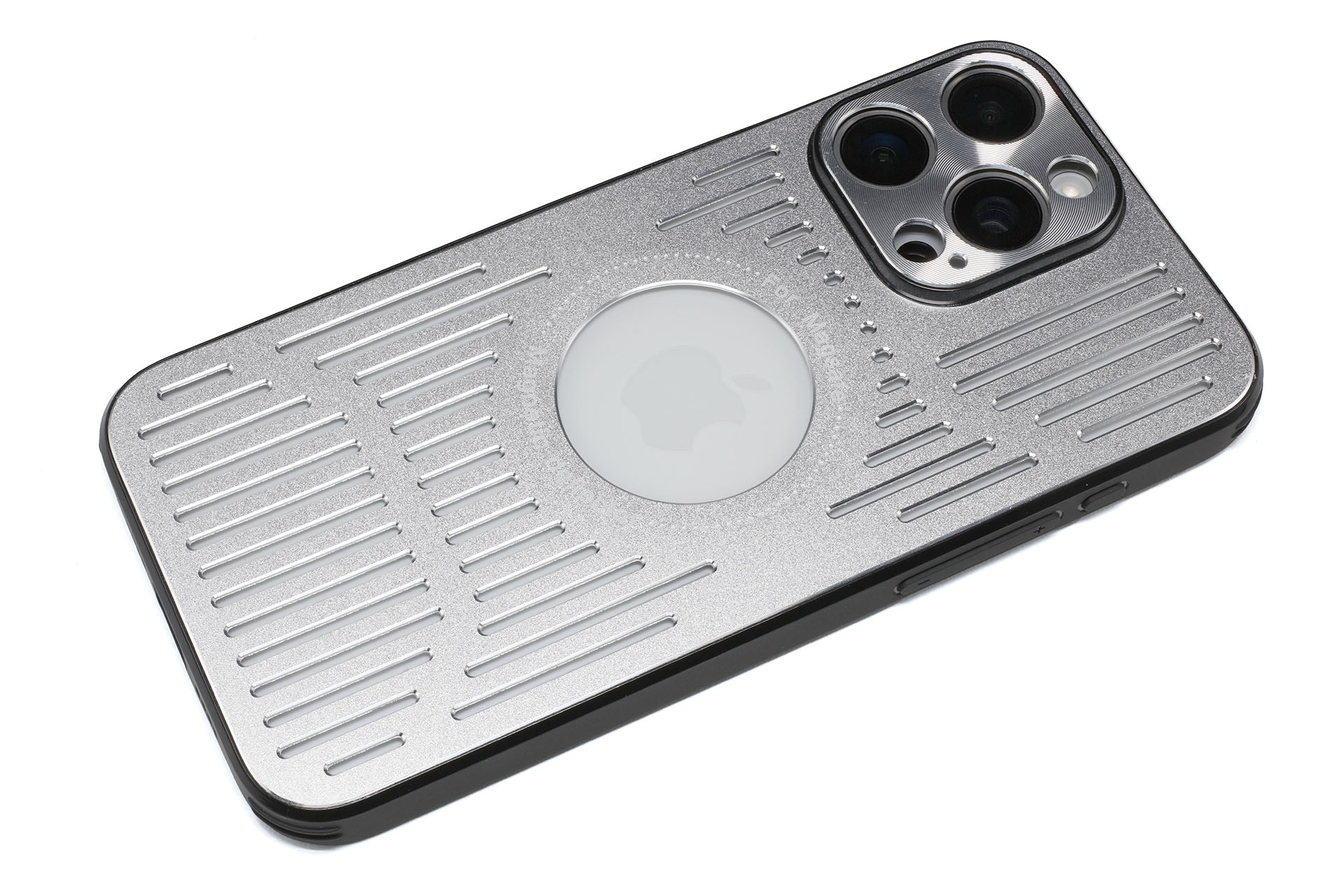iPhone 15 Pro Maxを入れた様子。あら、なかなかカッコイイ！