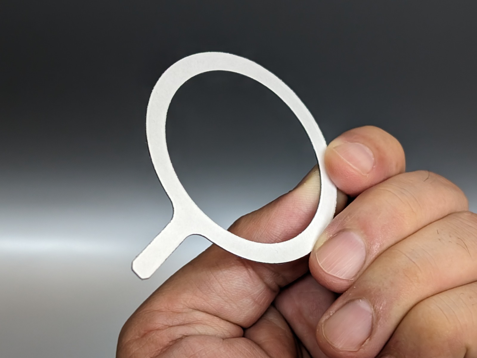 裏側の剥離紙をはがしてスマホまたはその保護ケースに貼り付ける