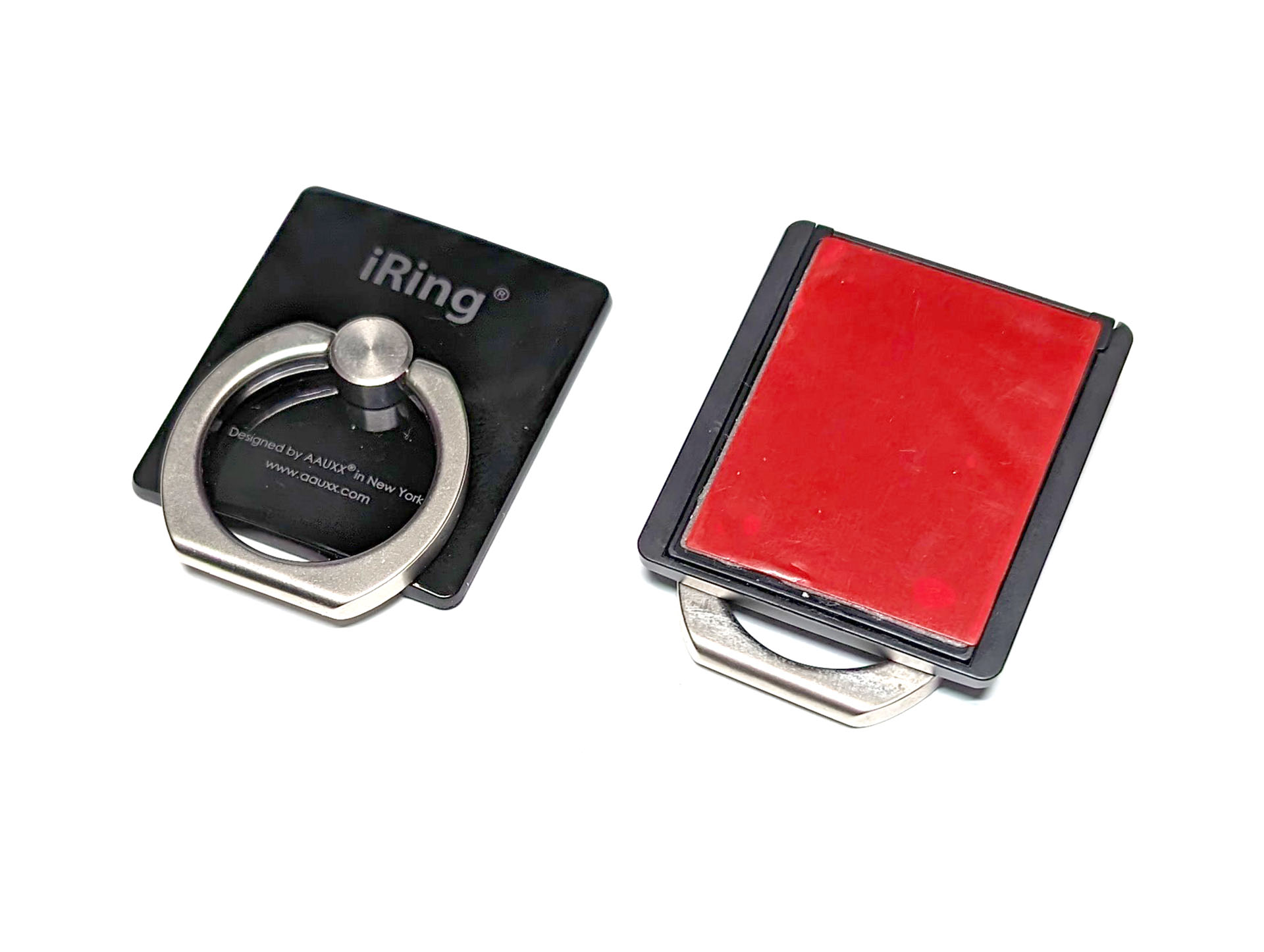 これはAAUXXブランドの<a href="https://www.uniqstyle.co.jp/products/mobile-acc/iring/" class="strong bn" target="_blank">「iRing」</a>。裏に粘着剤があり、スマートフォン背面に貼り付けて使う。元祖スマホリングかもしれない。