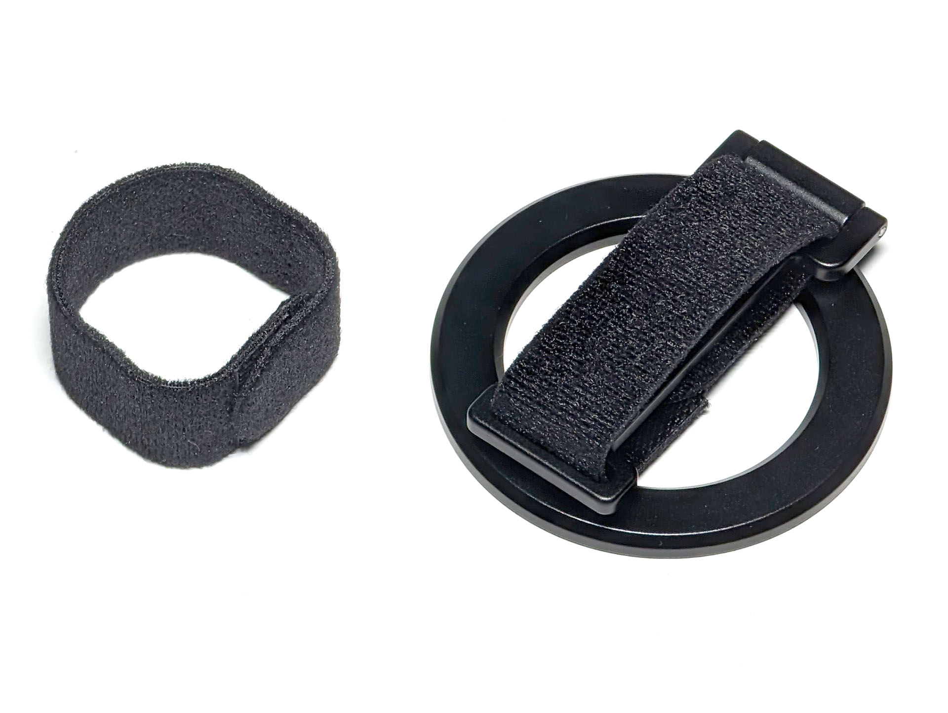 金属製のMagSafe対応リングに伸縮性のある面ファスナーバンドが通され、バンドがリング状になっている。このバンドのリングに指を通して使う。予備の面ファスナーバンド付き。