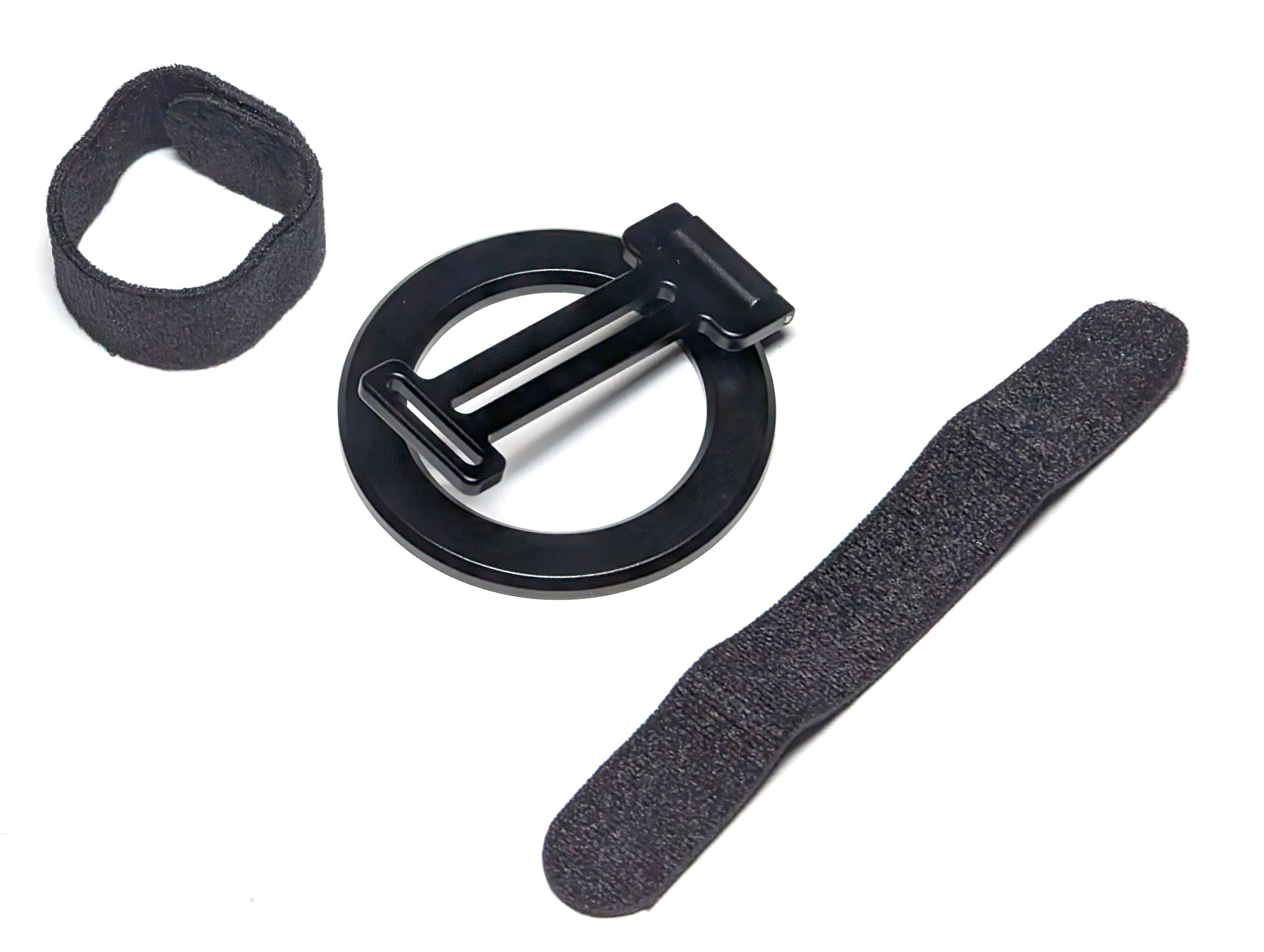 MagSafe対応リングには棒状のパーツがあり、ここに面ファスナーバンドが通されている。面ファスナーバンドは端のみがフック状になっていて、これでバンドをリング状にしている。フック状の部分は指に当たることはない。