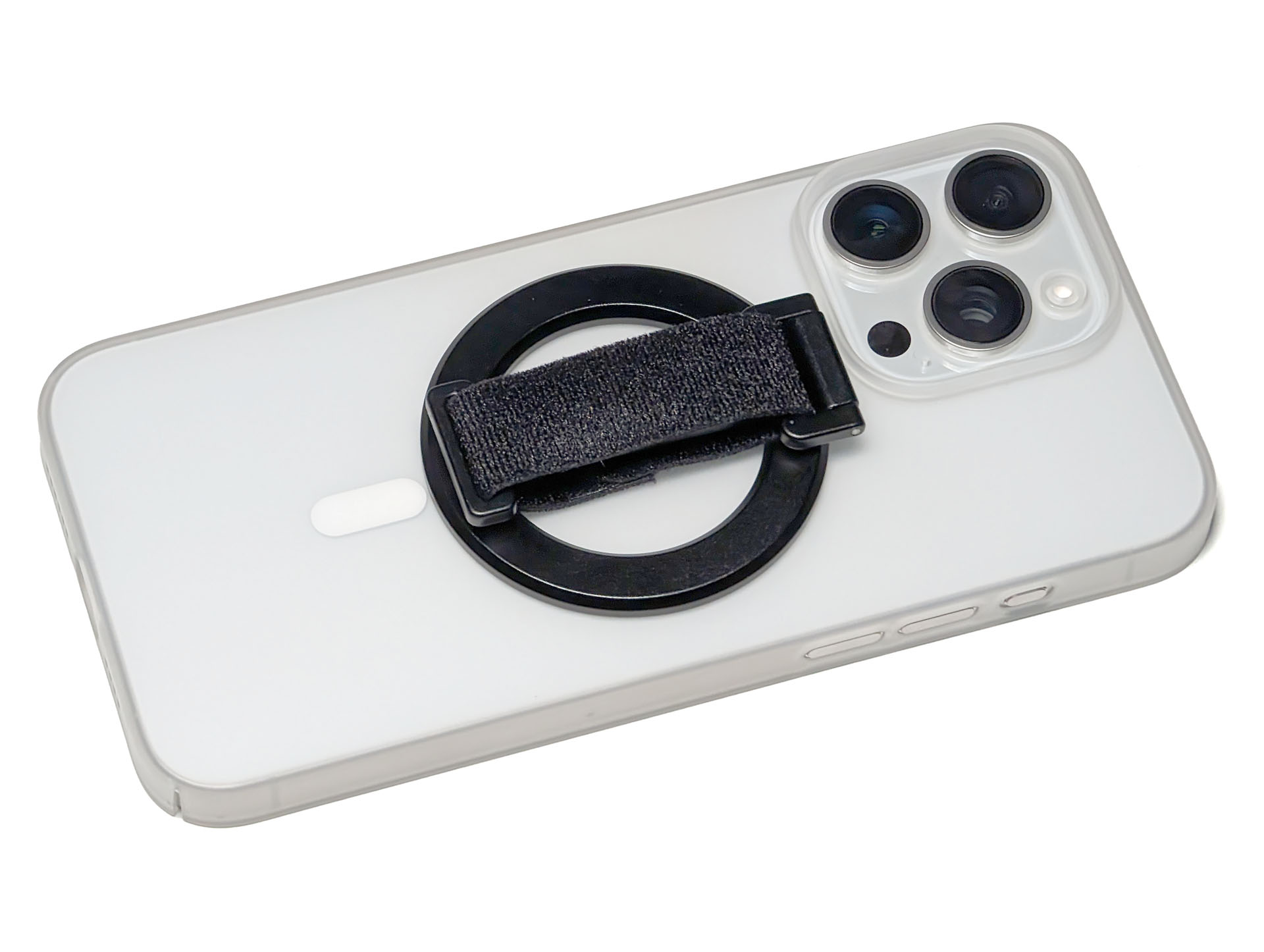 スマートフォンにMagSafe吸着。吸着力はかなり強い部類だと思う。