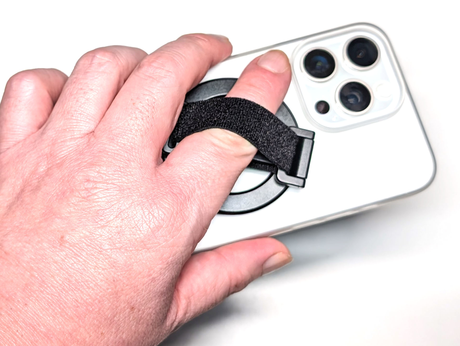 バンドに人差し指を通してホールド。