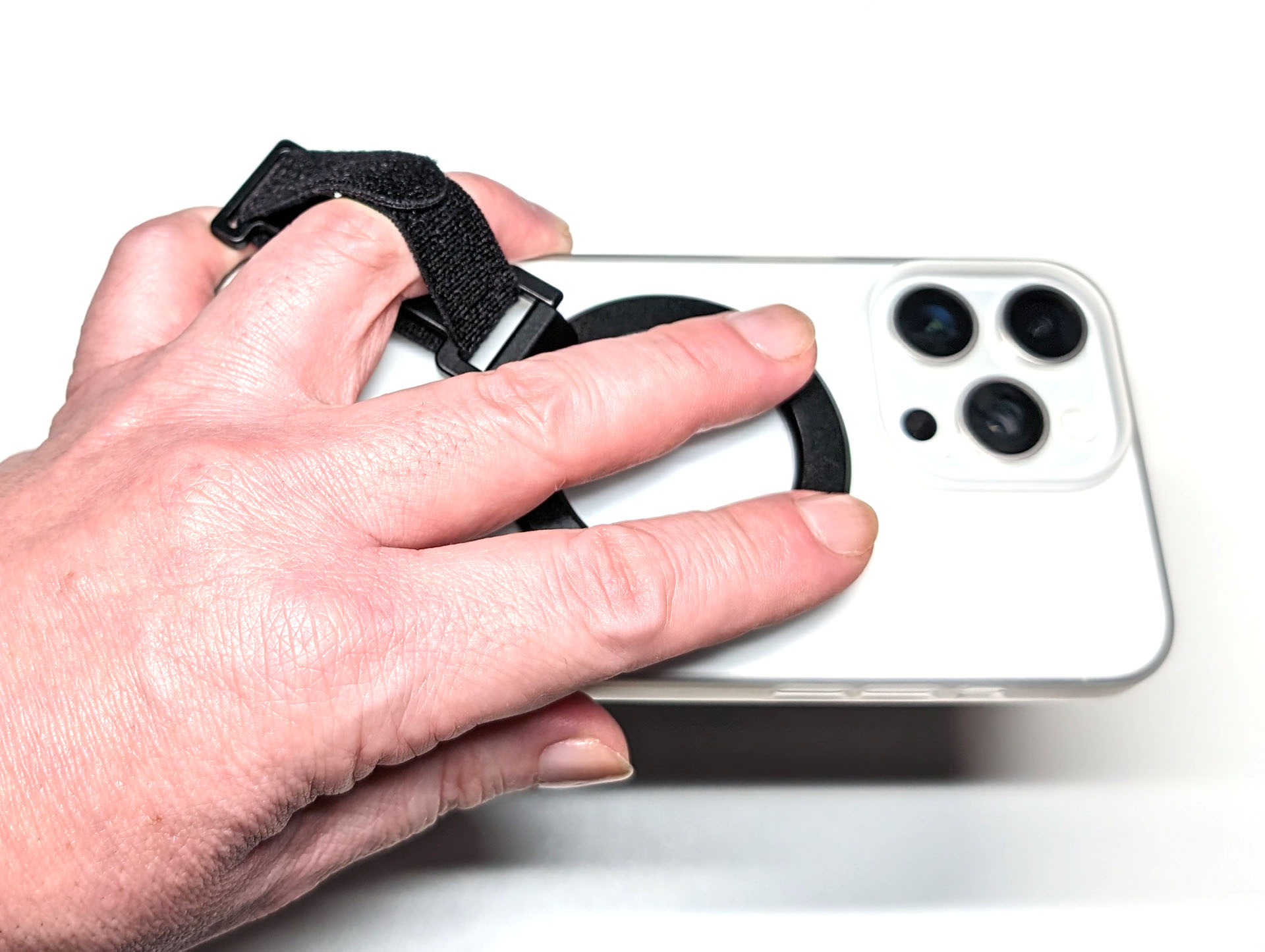 バンド装着パーツを起こせば薬指や小指でホールドすることもできる。指の細い人なら2本の指をバンドに通してホールドできる。また予備のバンドを追加してバンドのリングを大きくすれば、指が太い人でも複数本の指をバンドに通せる。