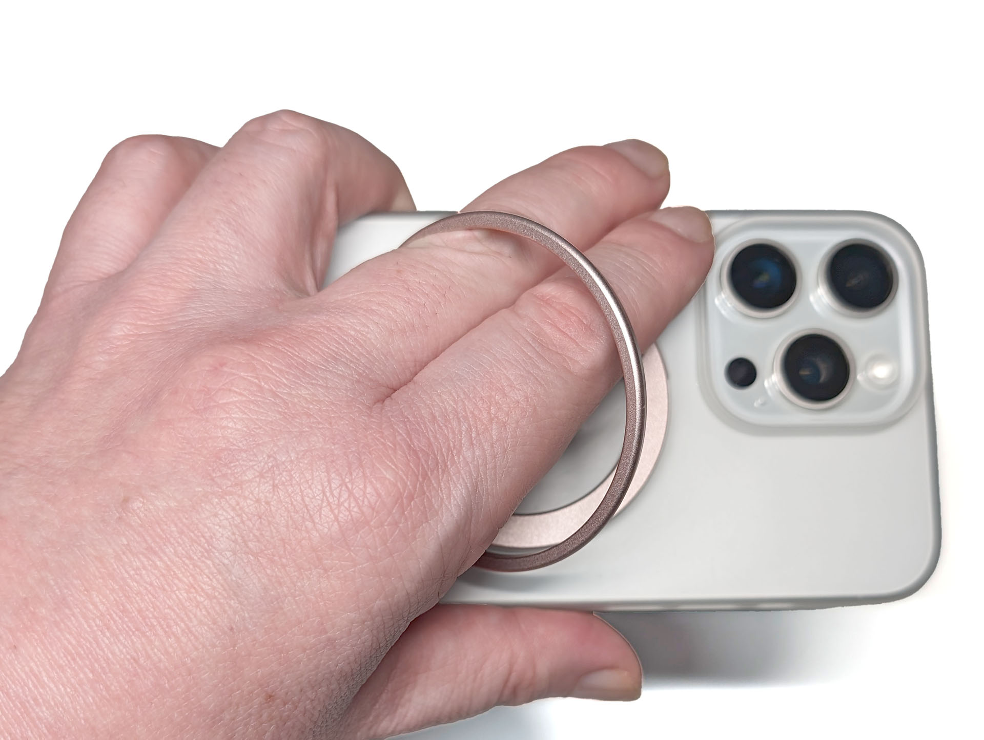 金属のリングに指を通しても使える。