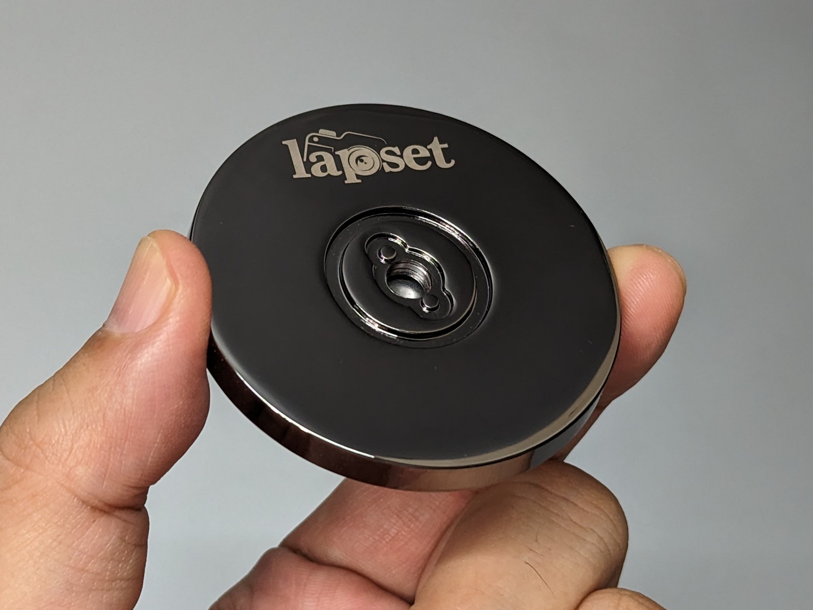 製品本体。中央にネジ穴がある