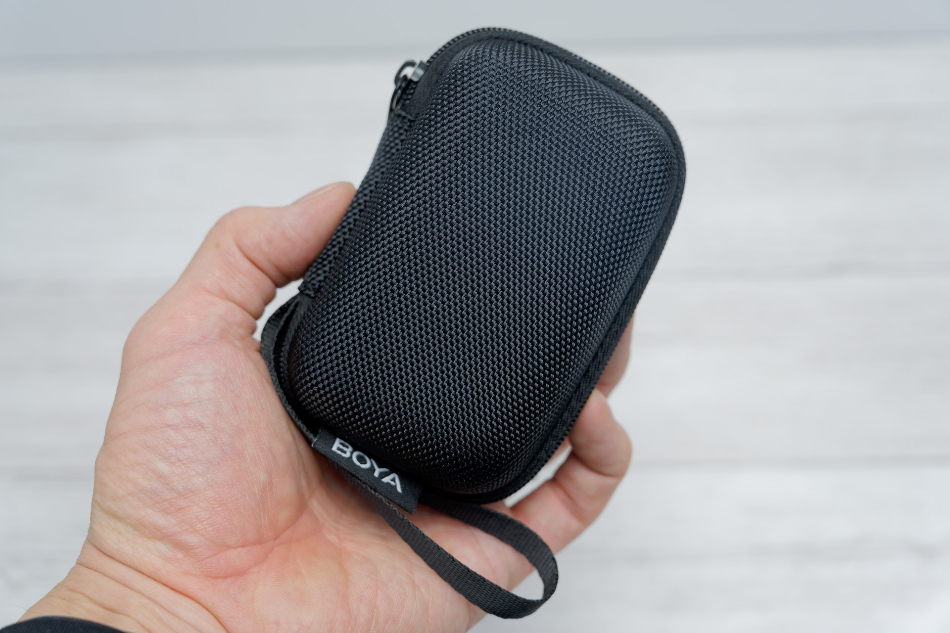 持ち運びに便利なケースも付属