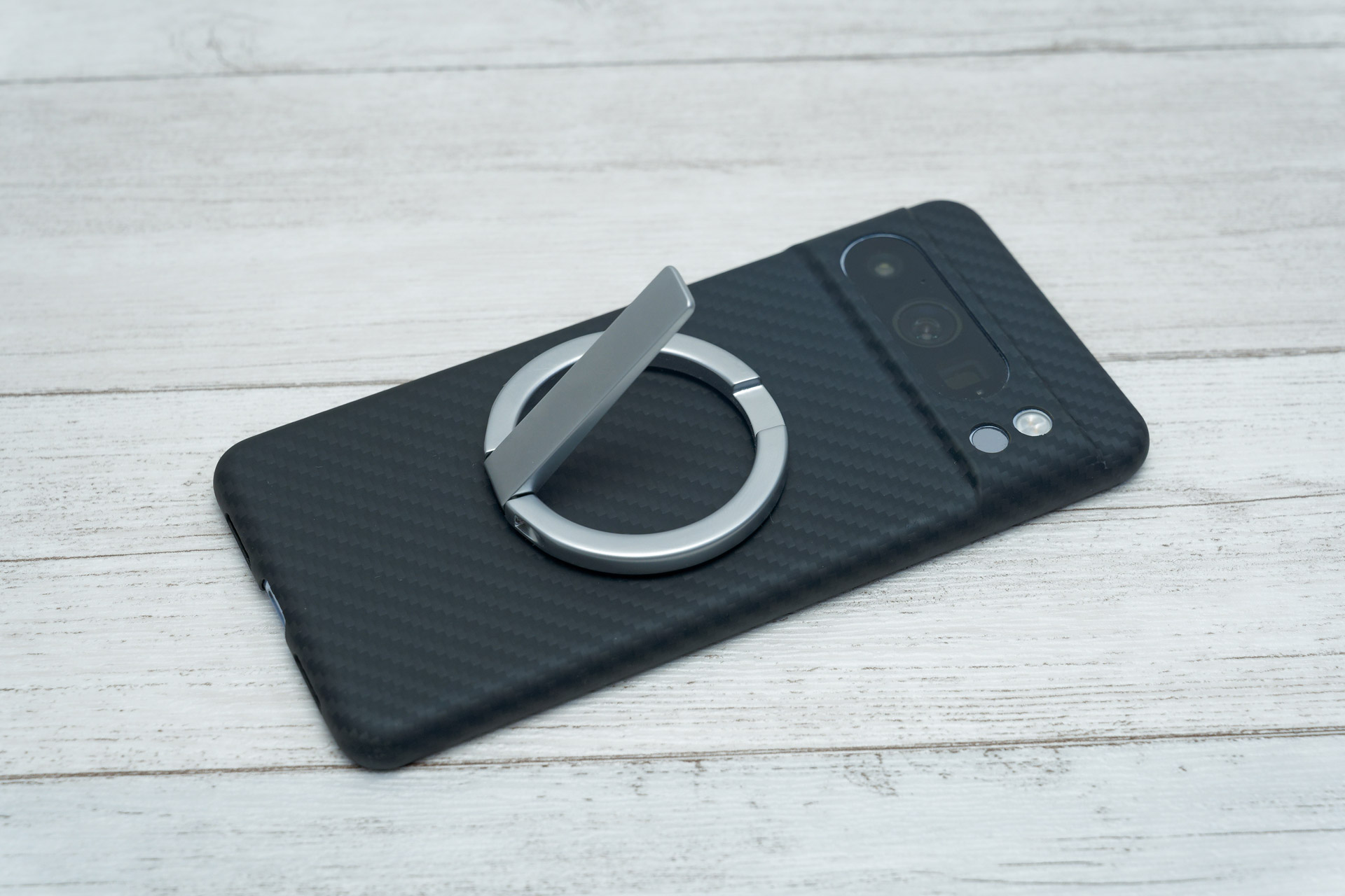 マグネット式スマホスタンドを装着