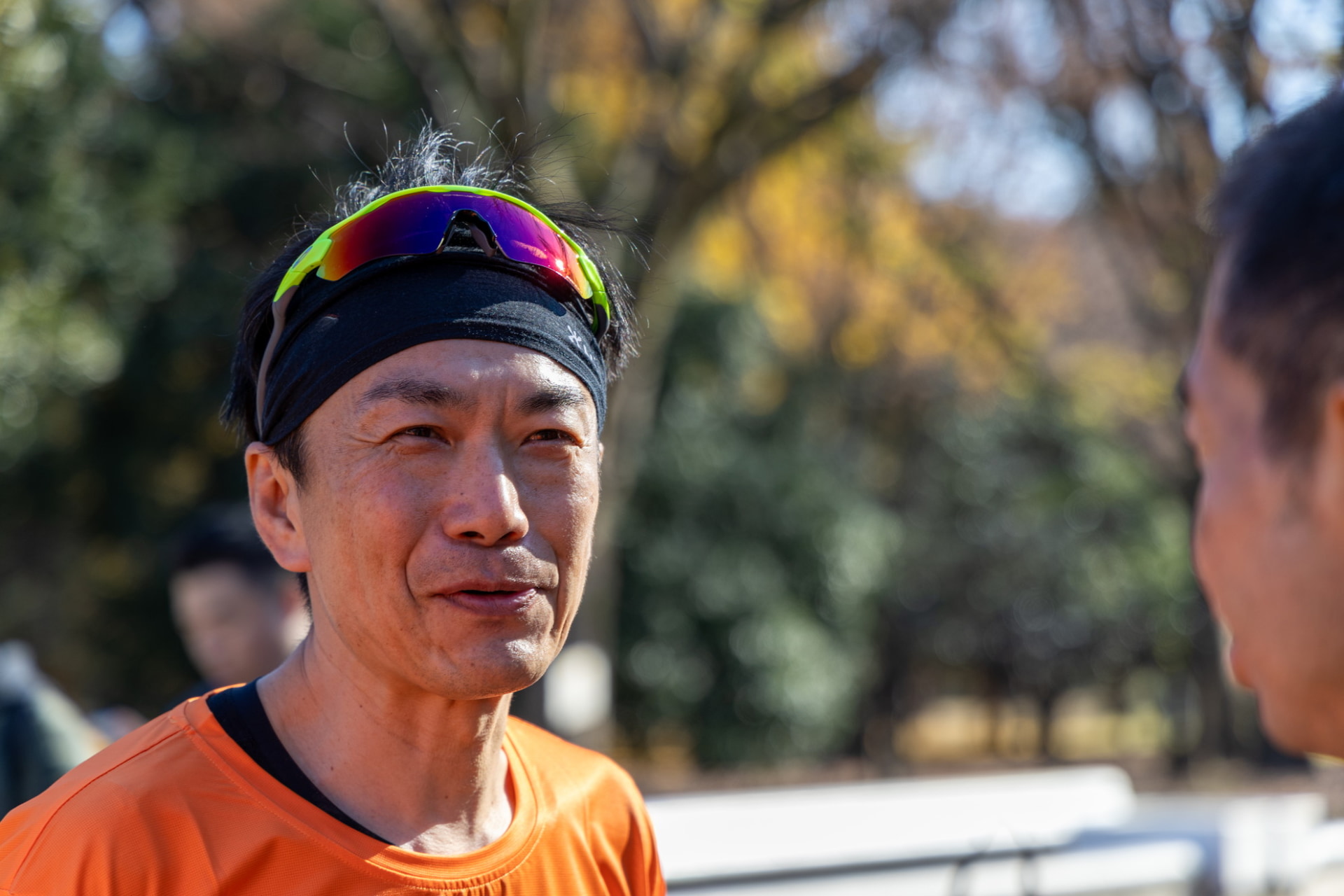 参加者に声をかける安達氏