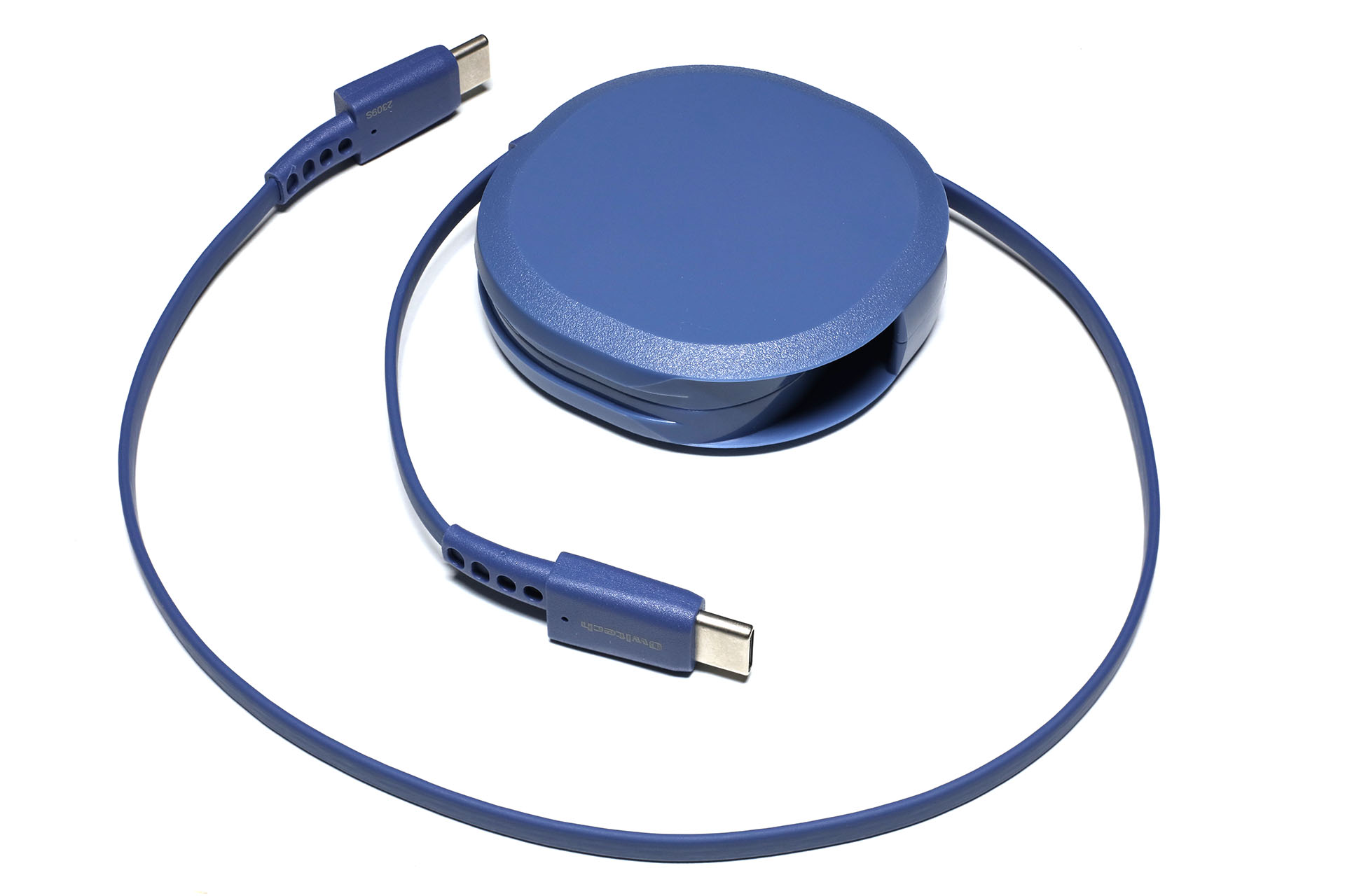 ケーブル（フラットタイプ）は最長約90cmまで引き出せる。USBケーブルとしては、データ転送対応が最大480Mbpsで、USB Power Delivery（PD）に対応（最大60Wでの充電が可能）。直販では本体色ホワイトとブラックがあり、直販価格は2580円。<a href="https://www.amazon.co.jp/dp/B0CLLWD56P" class="strong bn" target="_blank">Amazon</a>ではほかのカラーも販売されており、価格は2180円。