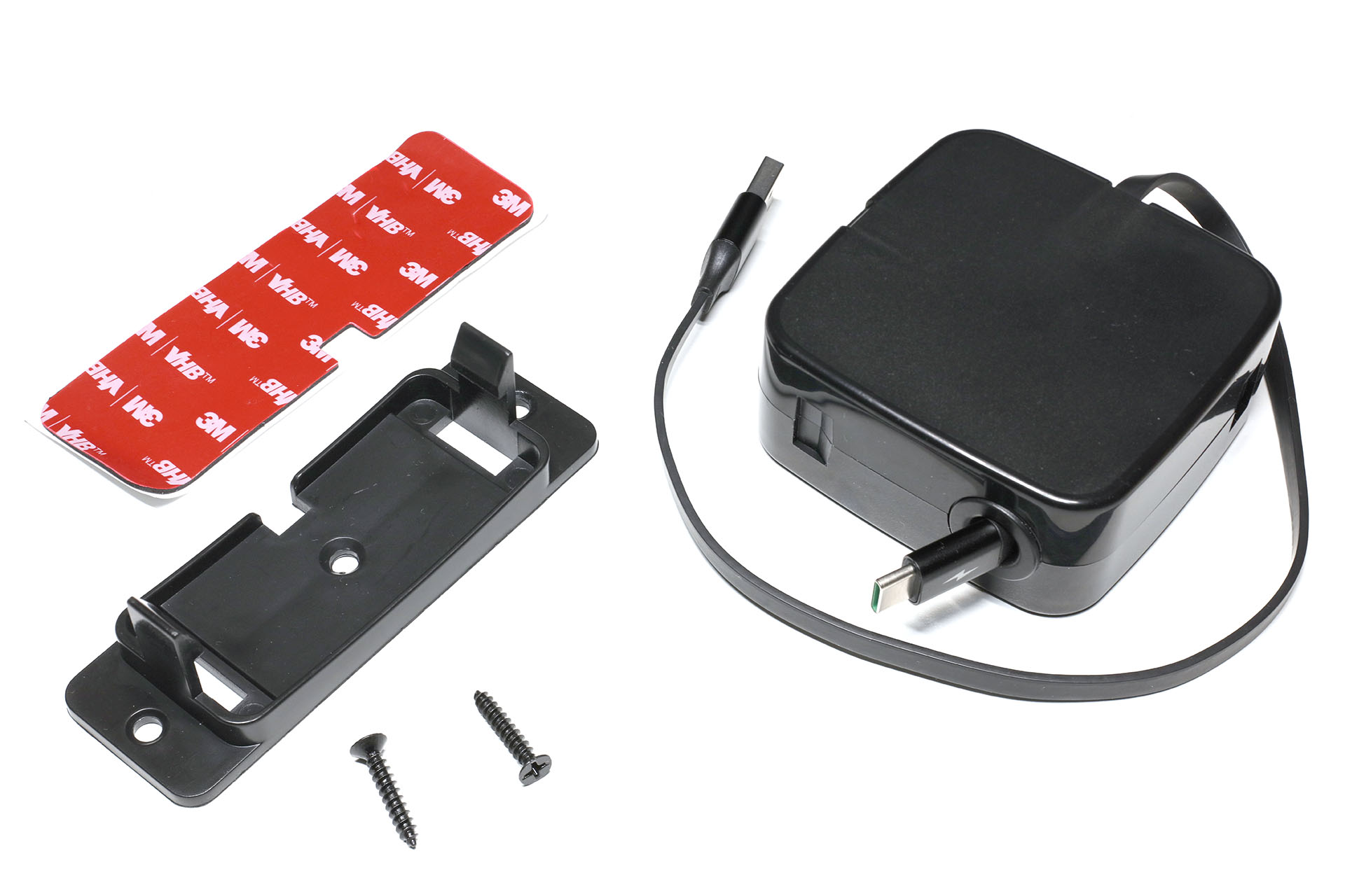 Feelymosブランドの片側巻き取り式USBケーブル。リール固定用の着脱式台座が付属し、同じく付属の両面テープやネジで机面などに固定して使う。「3A急速充電&データ転送」となっている。USB-A/USB-Cタイプと、USB-C/USB-Cタイプがある。