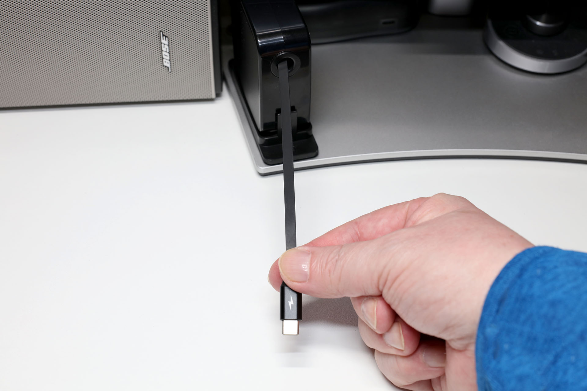 本体が固定されているので、ケーブル使用時は片手でケーブルを引き出せる。