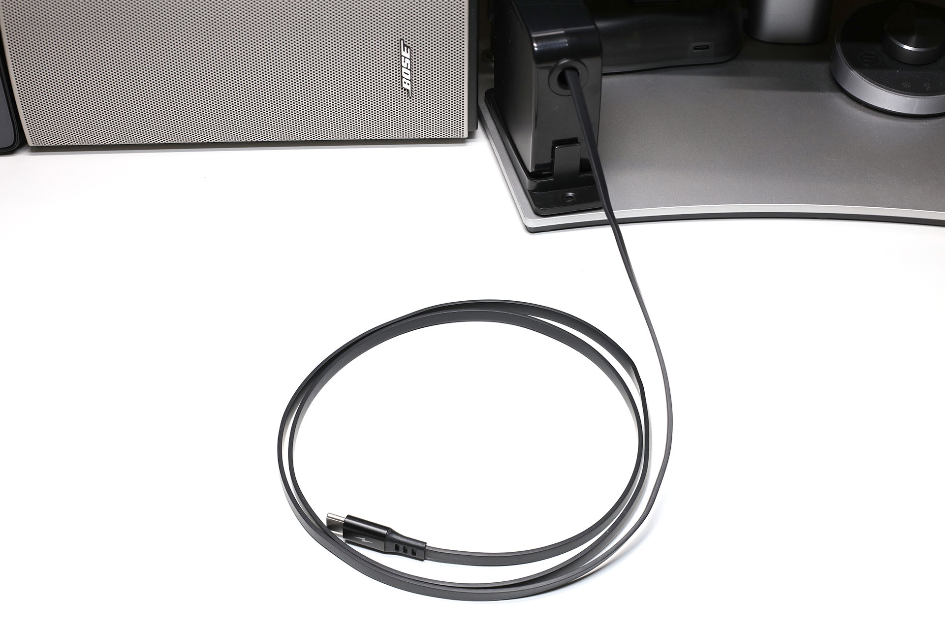 ケーブル長は120cmもあるので、一般的なデスクならどこでもケーブル端の端子が届く。