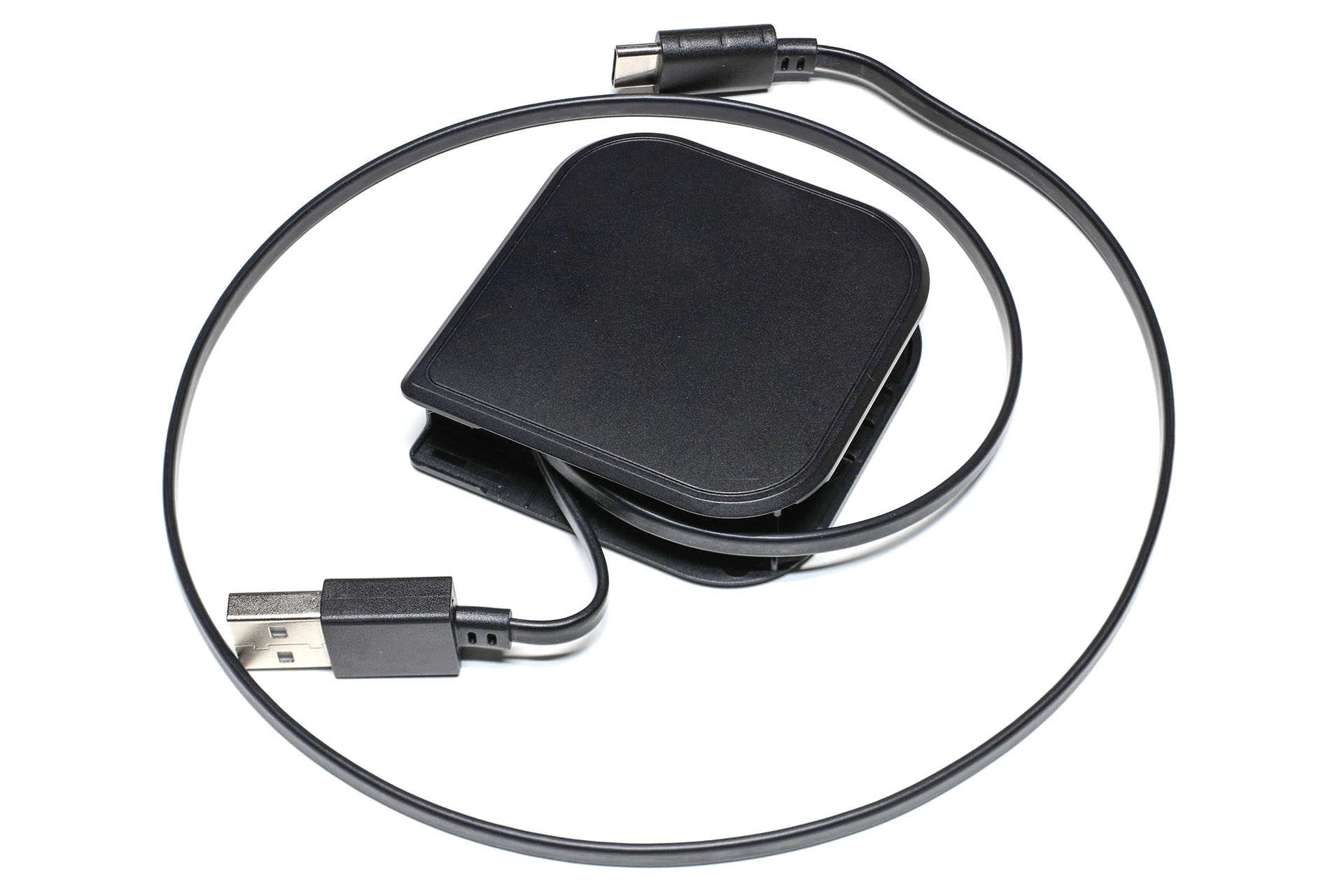 ケーブルはフラットタイプで、最長80cmまで引き出せる。