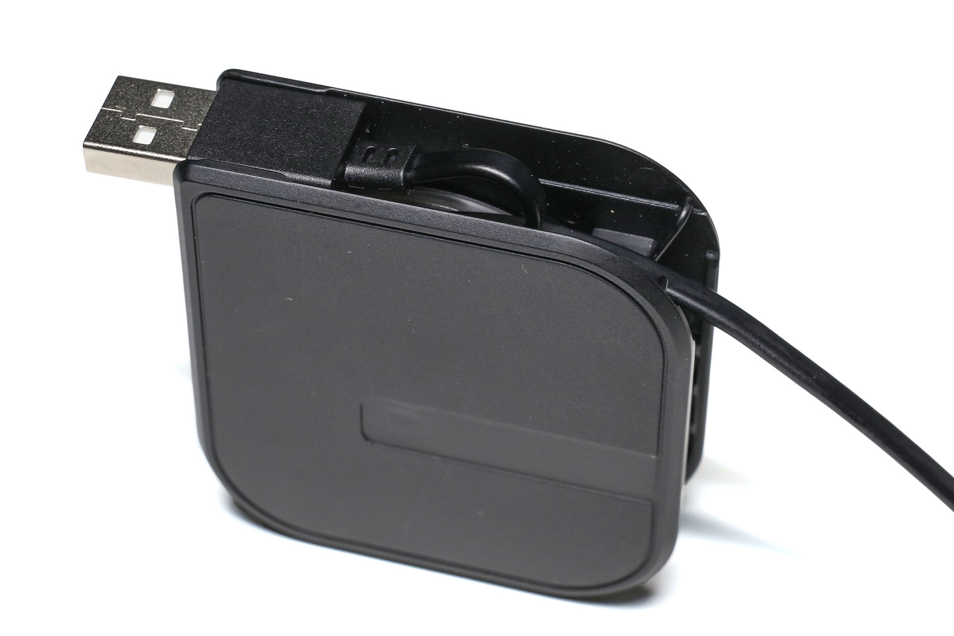 USB-A端子は先端のみを出した状態で使える。USB-ACアダプターにリール部分を直接挿せる感じなので、よりスマートに使える。