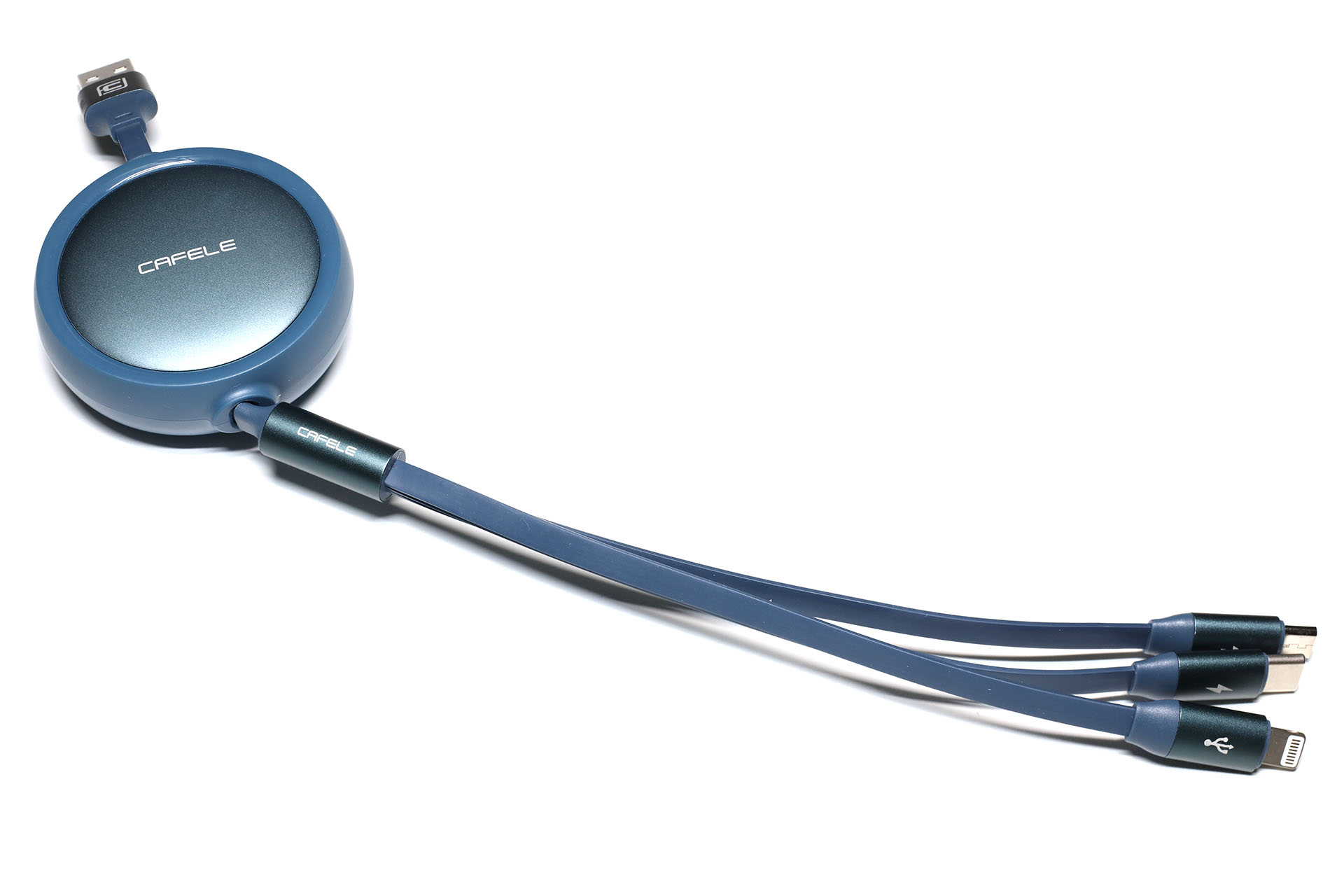 FCJ∞CAFELEブランドの片側巻き取り式3in1 USBケーブル。端子はLightning、USB-C、MicroUSBで、USB-ACアダプターにつながる端子はUSB-Aだ。