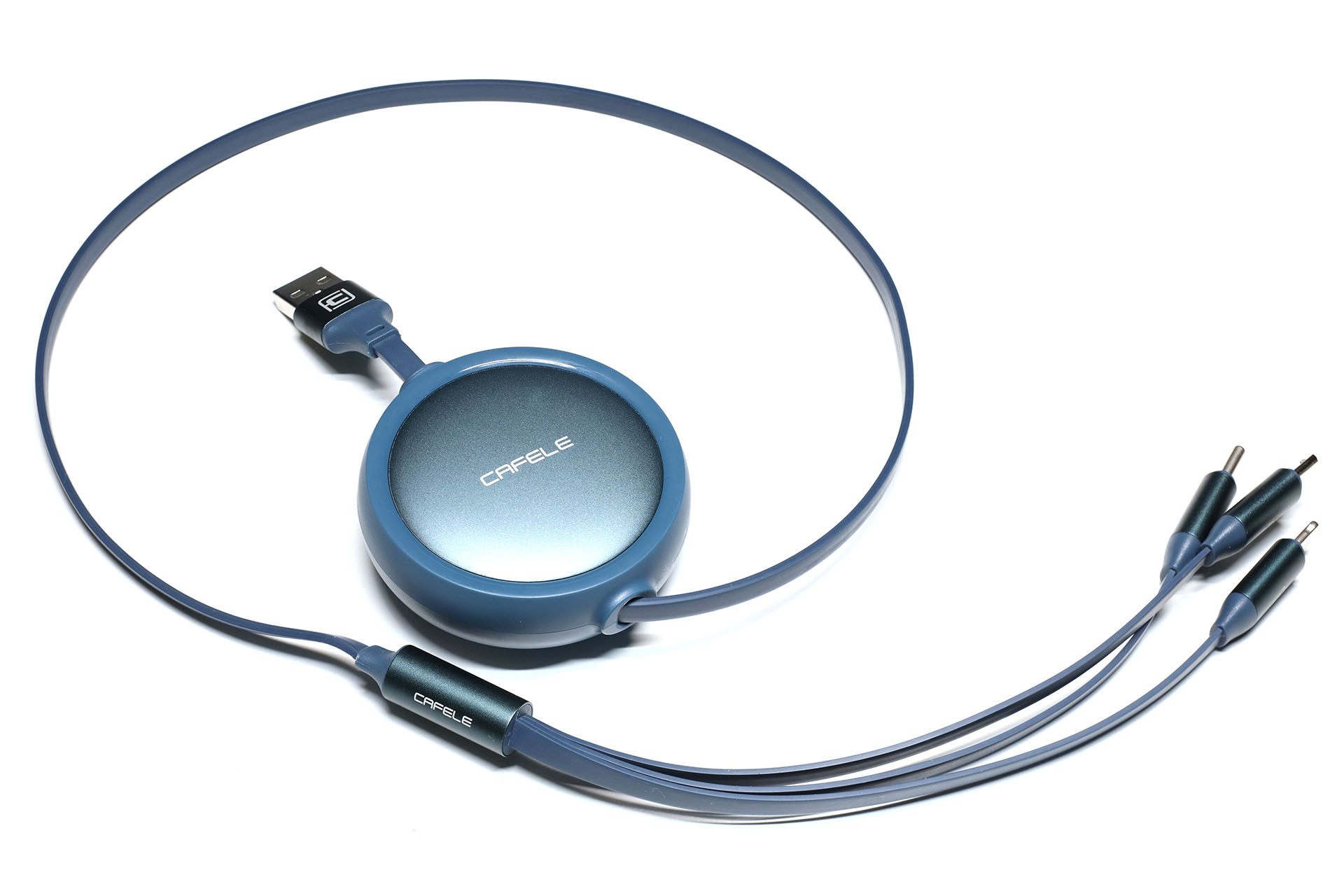 ケーブルは105cmまで引き出せる。ラチェット音は「カラカラカラ」という感じ。