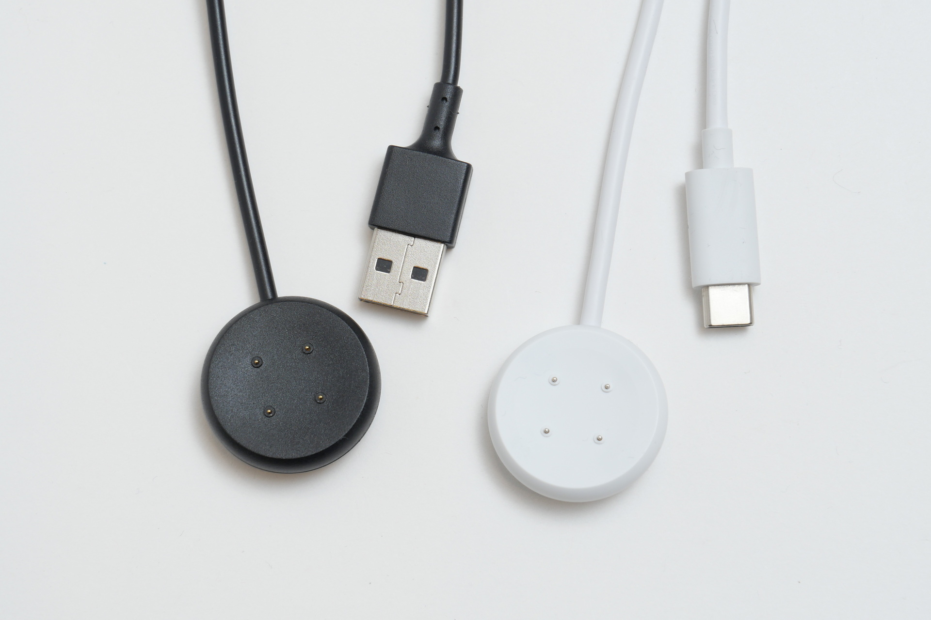 黒が今回購入したケーブル、白が純正。接続端子がUSB Type-AとUSB Type-Cと違うが、アタッチメント部分にほぼ変わりはない