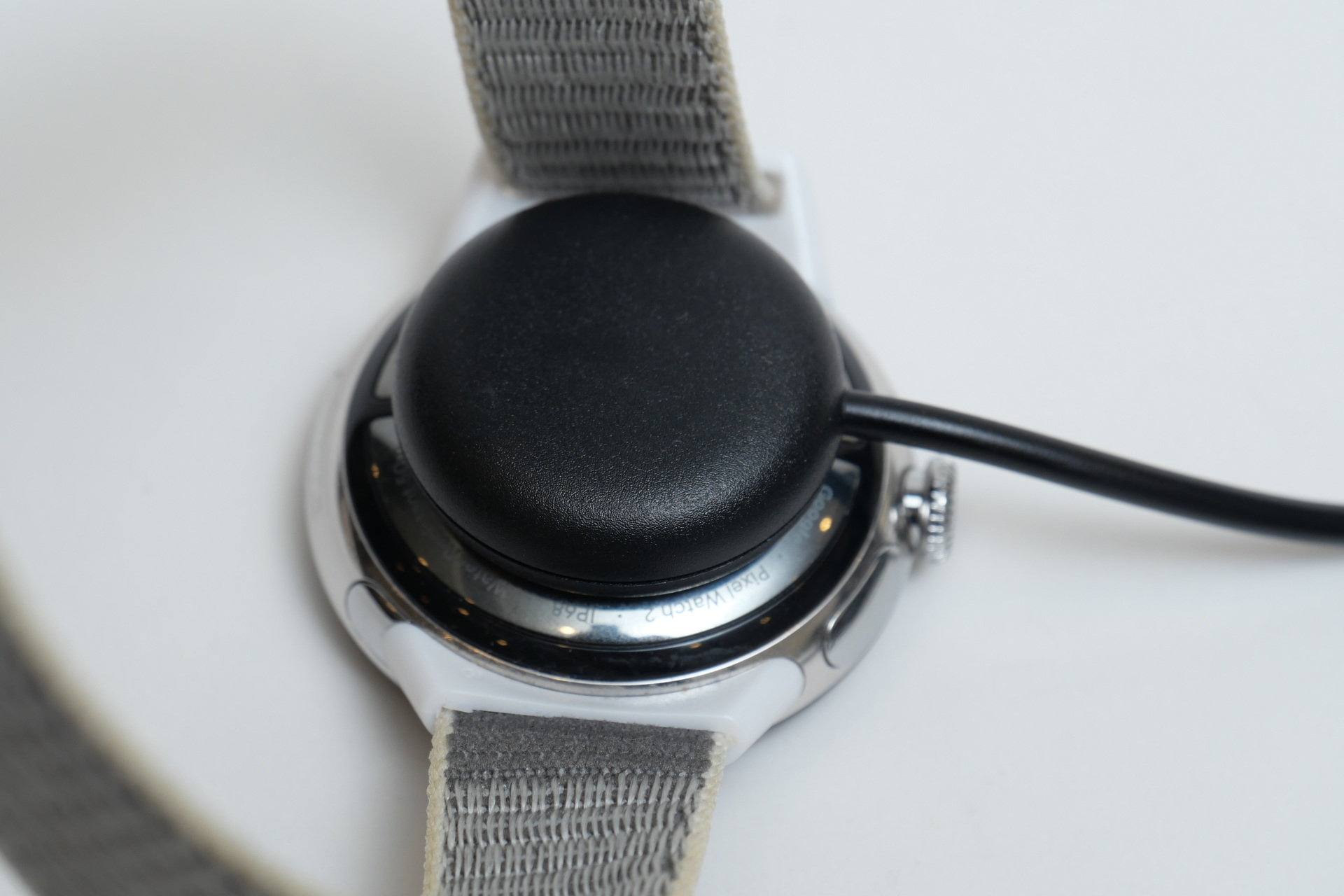 純正ケーブル同様、マグネットで正しい向きにきちんと密着