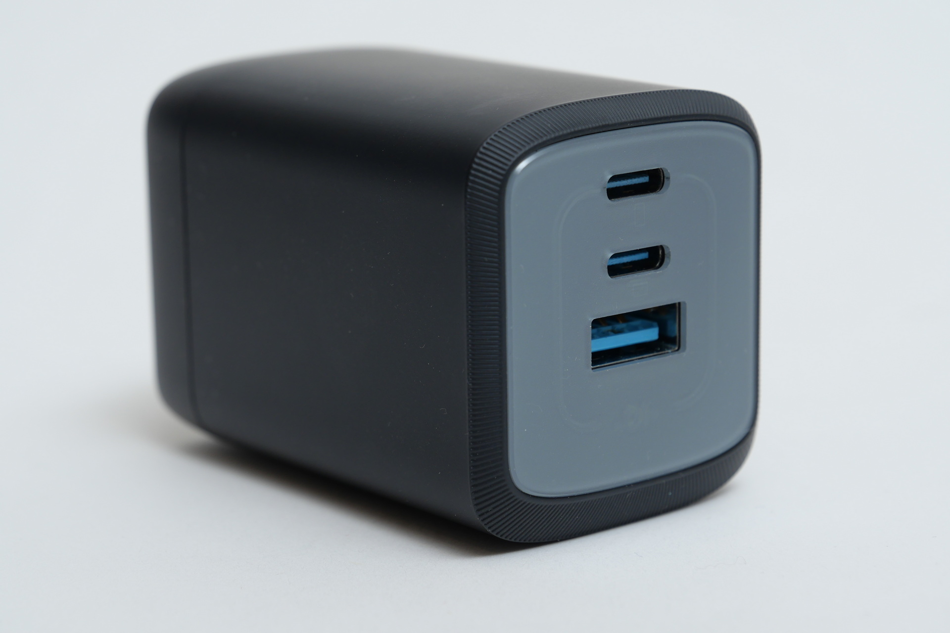 筆者が利用しているUSB PD充電器にはUSB Type-Aが備わっているので、そちらを有効活用できると考えUSB Type-A接続のケーブルを選択