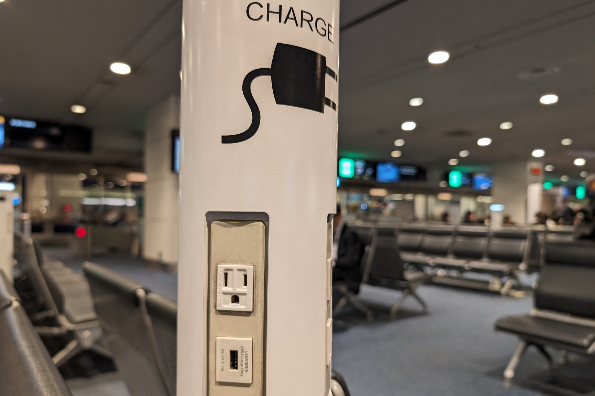 カフェや空港など、公共の場所にある充電ポイントは、まだそのほとんどがUSB Type-Aなので、現時点ではUSB Type-Aケーブルのほうが融通が利く