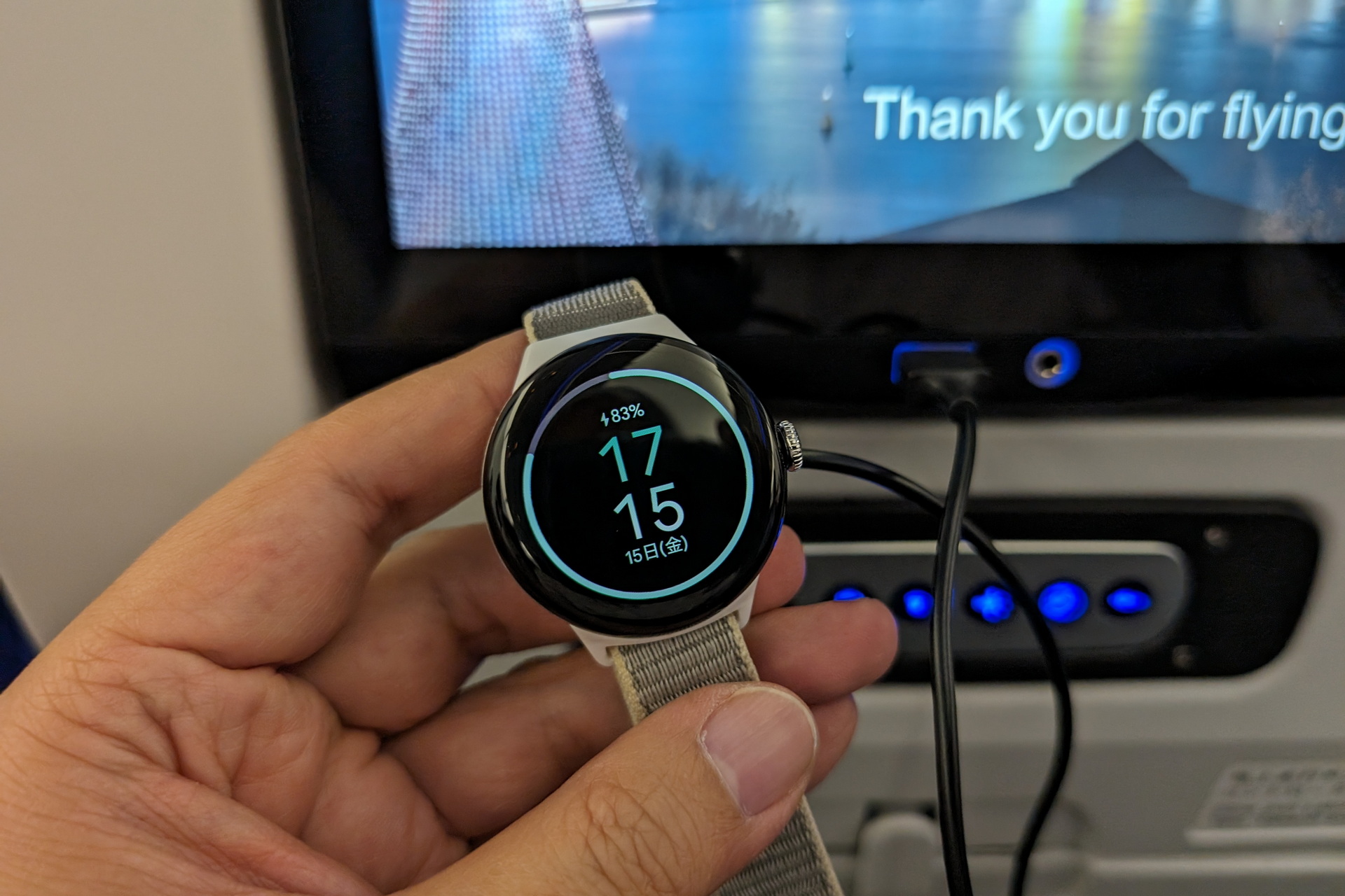 飛行機の座席に用意されている充電用のUSB Type-Aで問題なく充電できたのはありがたかった