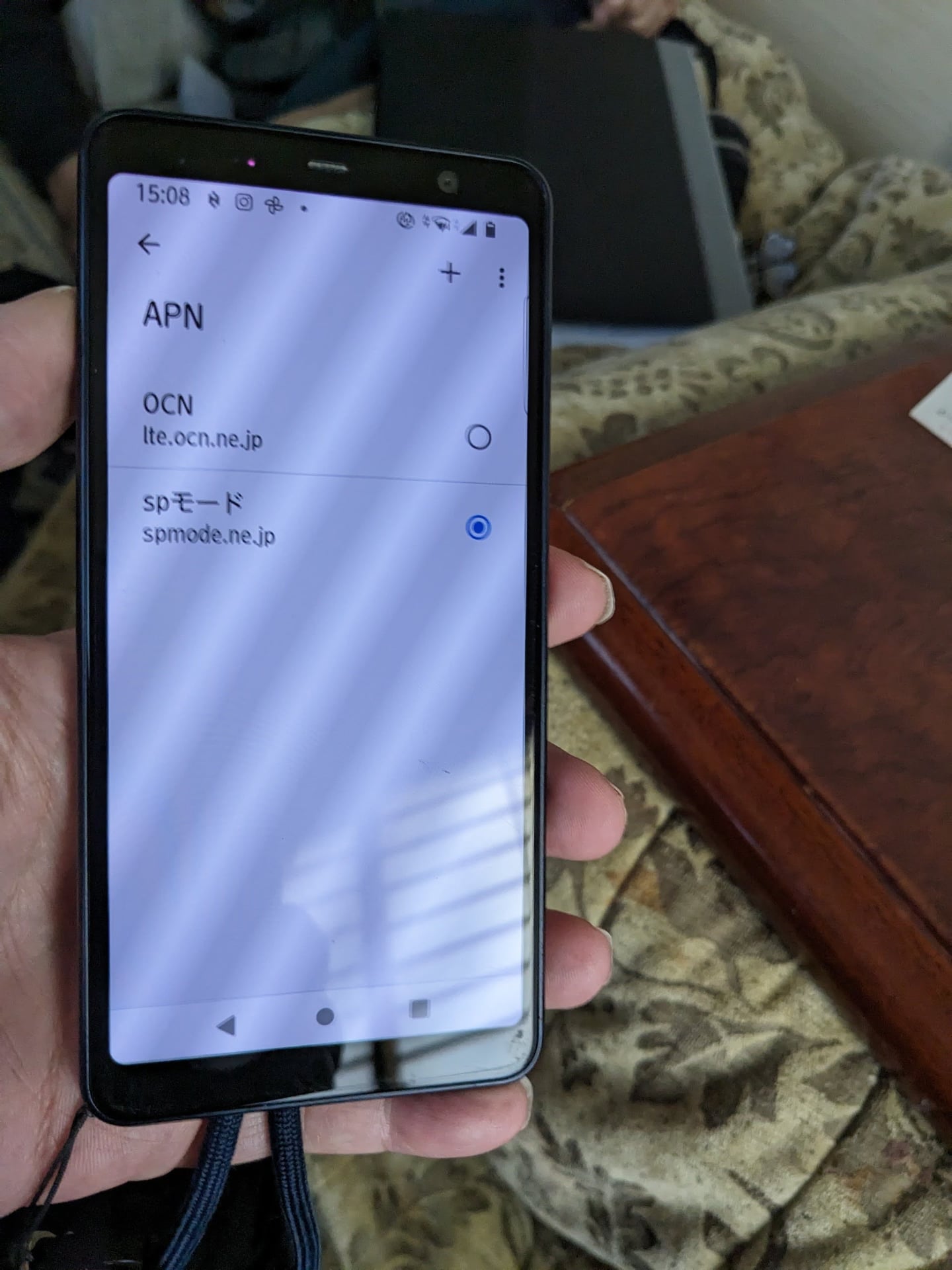 何もしていないのにAPN設定がspモードになっている。これはまぁ、確かにおかしい。