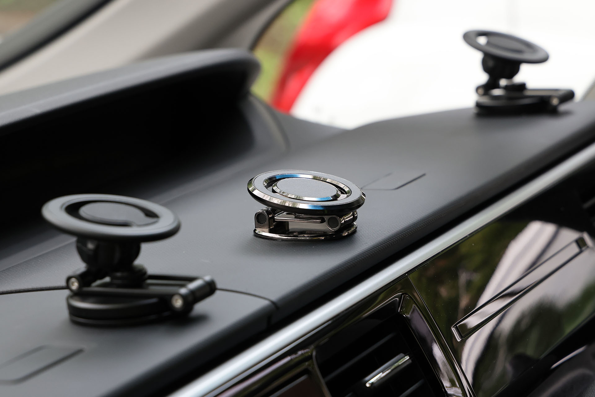運転席の周辺にMagSafeホルダーを装着。充電機能はないシンプルなホルダーを、便利そうな位置にいくつか。